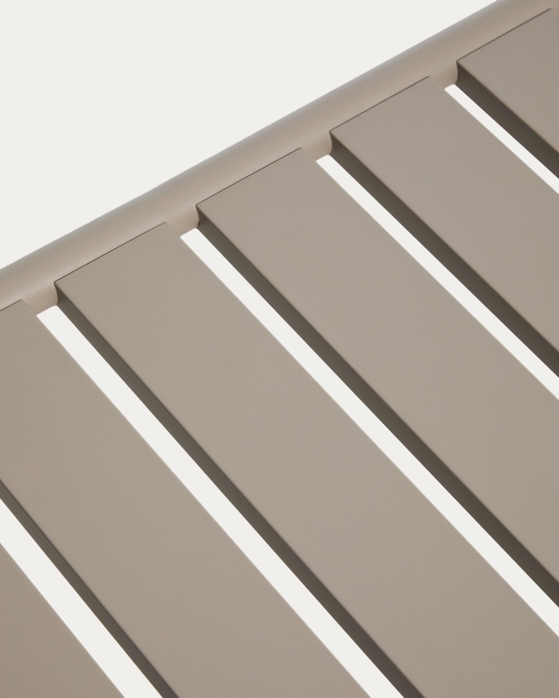 Moderner Loungetisch Joncols aus langlebigem Aluminium, taupefarben, Ø 113 x 65 cm, perfekt für gemütliche Outdoor-Aktivitäten.