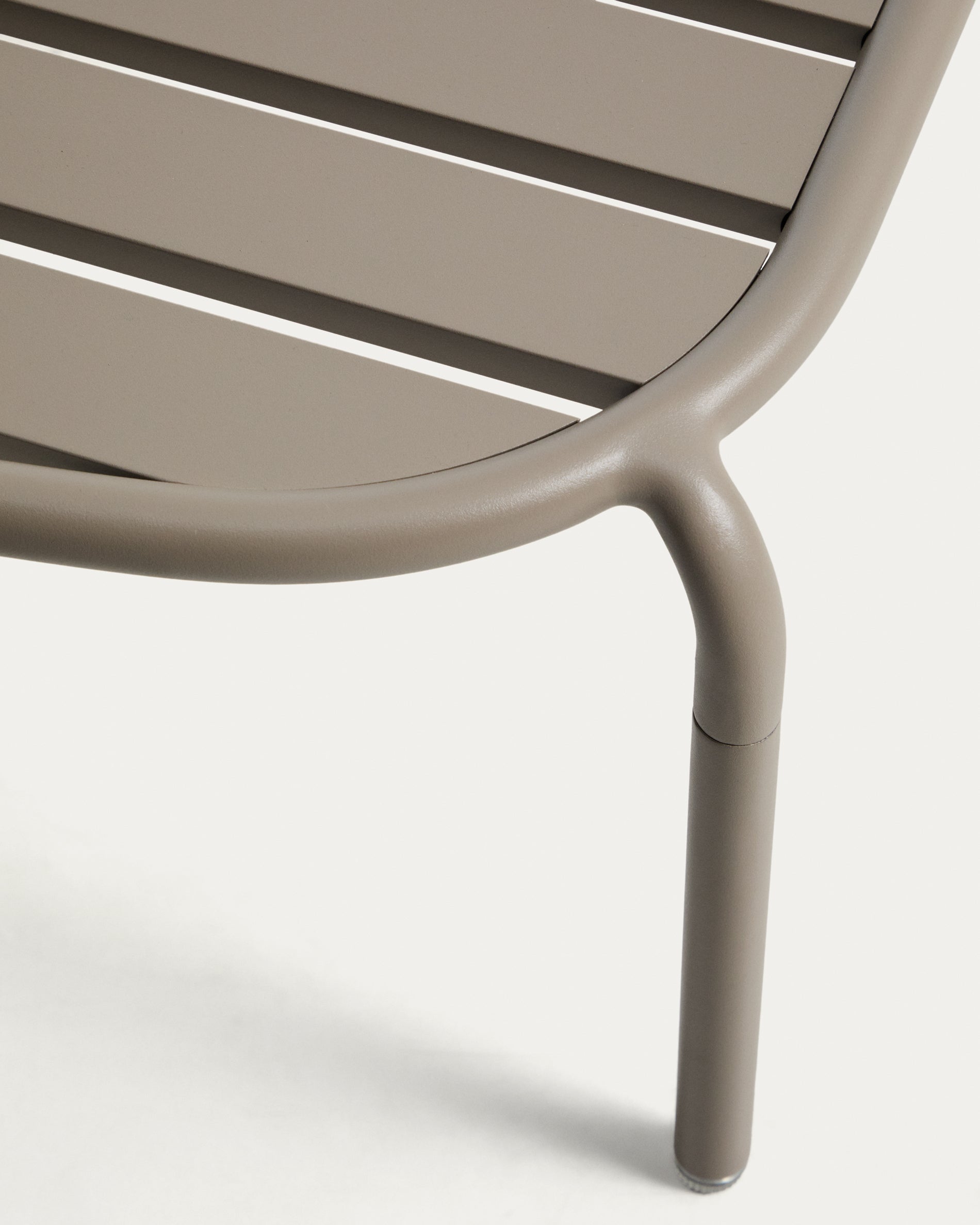 Eleganter Outdoor-Couchtisch Joncols aus robustem Aluminium in taupe, Ø 113 x 65 cm, ideal für stilvolle Entspannung im Freien.