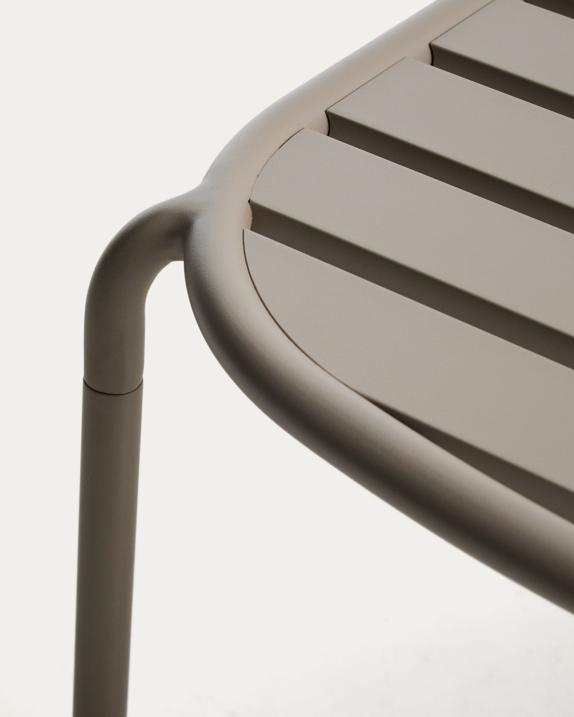 Moderner Loungetisch Joncols aus langlebigem Aluminium in taupe, Ø 113 x 65 cm, perfekt für gemütliche Stunden im Freien.
