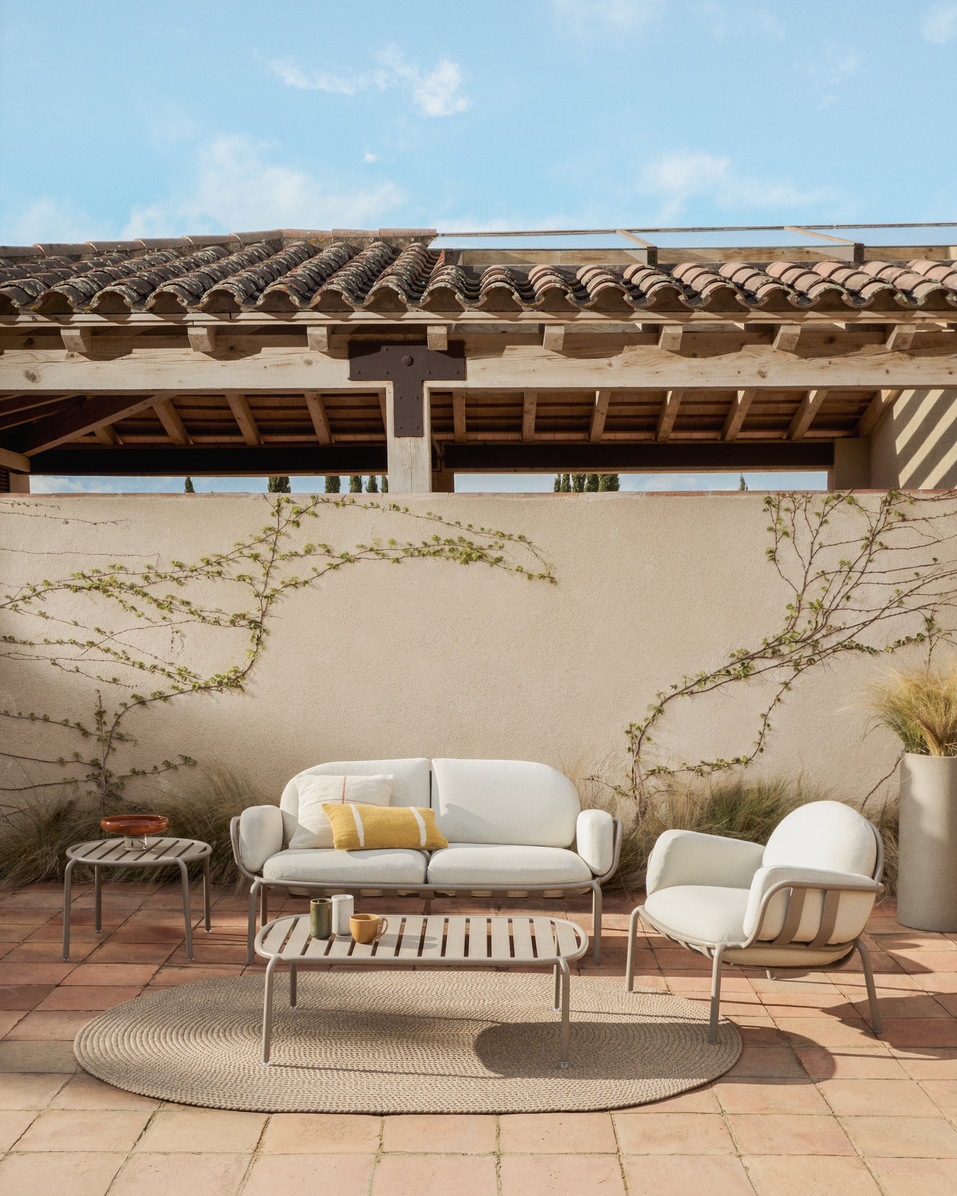 Moderner Loungetisch Joncols aus langlebigem Aluminium in taupe, Ø 113 x 65 cm, perfekt für gemütliche Abende im Garten oder auf der Terrasse.