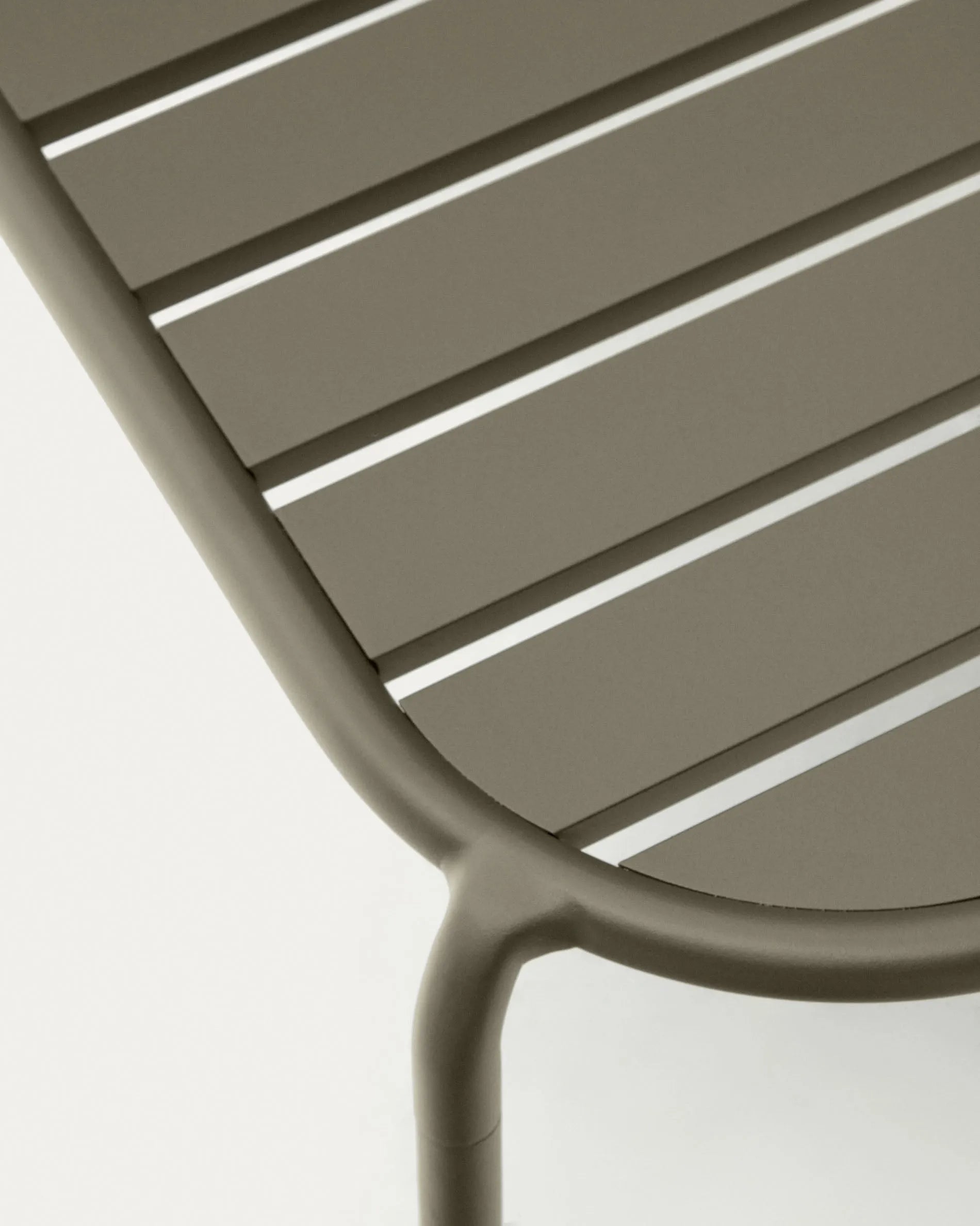 Moderner Gartencouchtisch Joncols aus grünem Aluminium, Ø 110 x 62 cm, ideal für stilvolle Außenbereiche.
