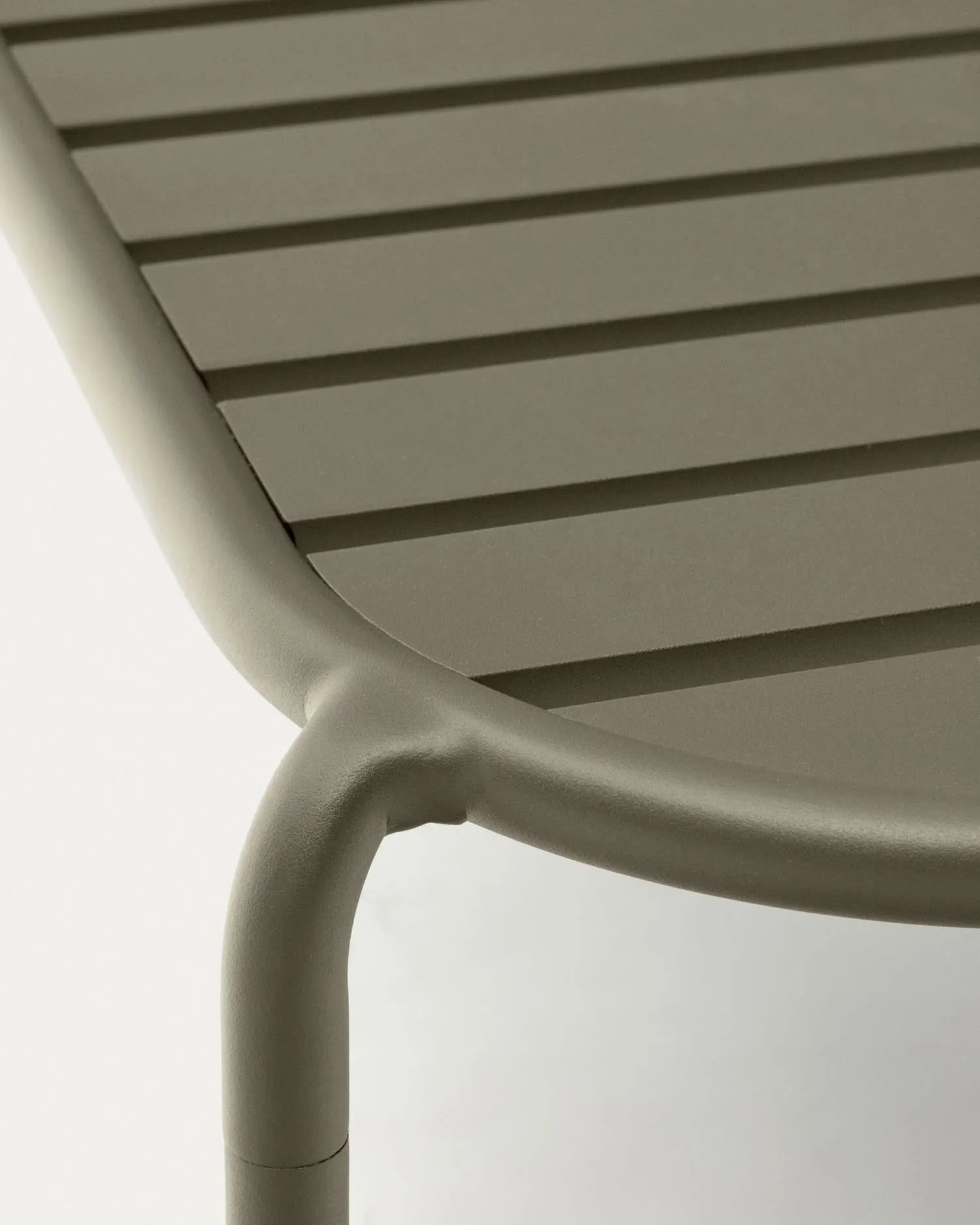Moderner Gartencouchtisch Joncols aus grünem Aluminium, Ø 110 x 62 cm, ideal für stilvolle und zeitgemäße Außenbereiche.