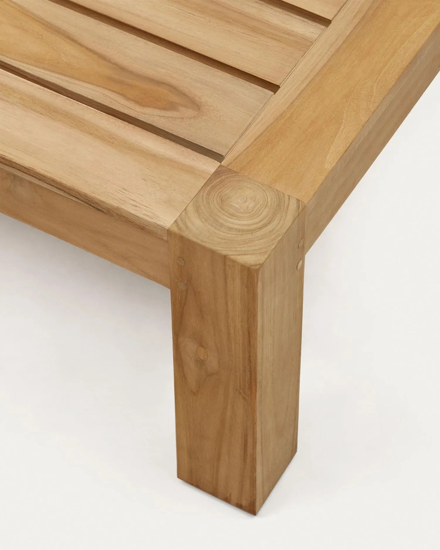 Massiver Teakholz-Couchtisch von Kave Home, 150 x 71 cm. Zeitloses Design, ideal für moderne und elegante Wohnräume.