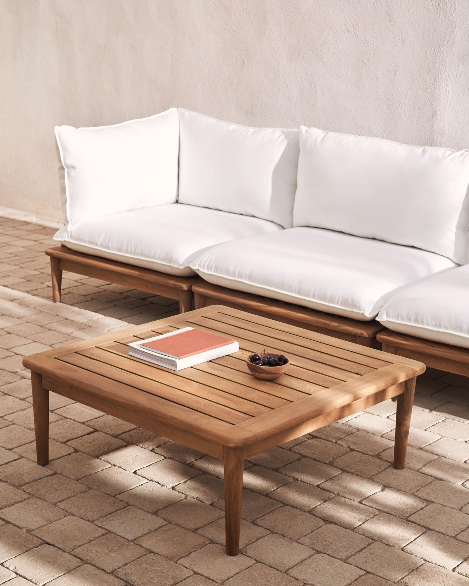 Eleganter Teakholz-Couchtisch, 80x80 cm, wetterfest, ideal für stilvolle Outdoor-Bereiche. Teil der Portitxol-Kollektion.