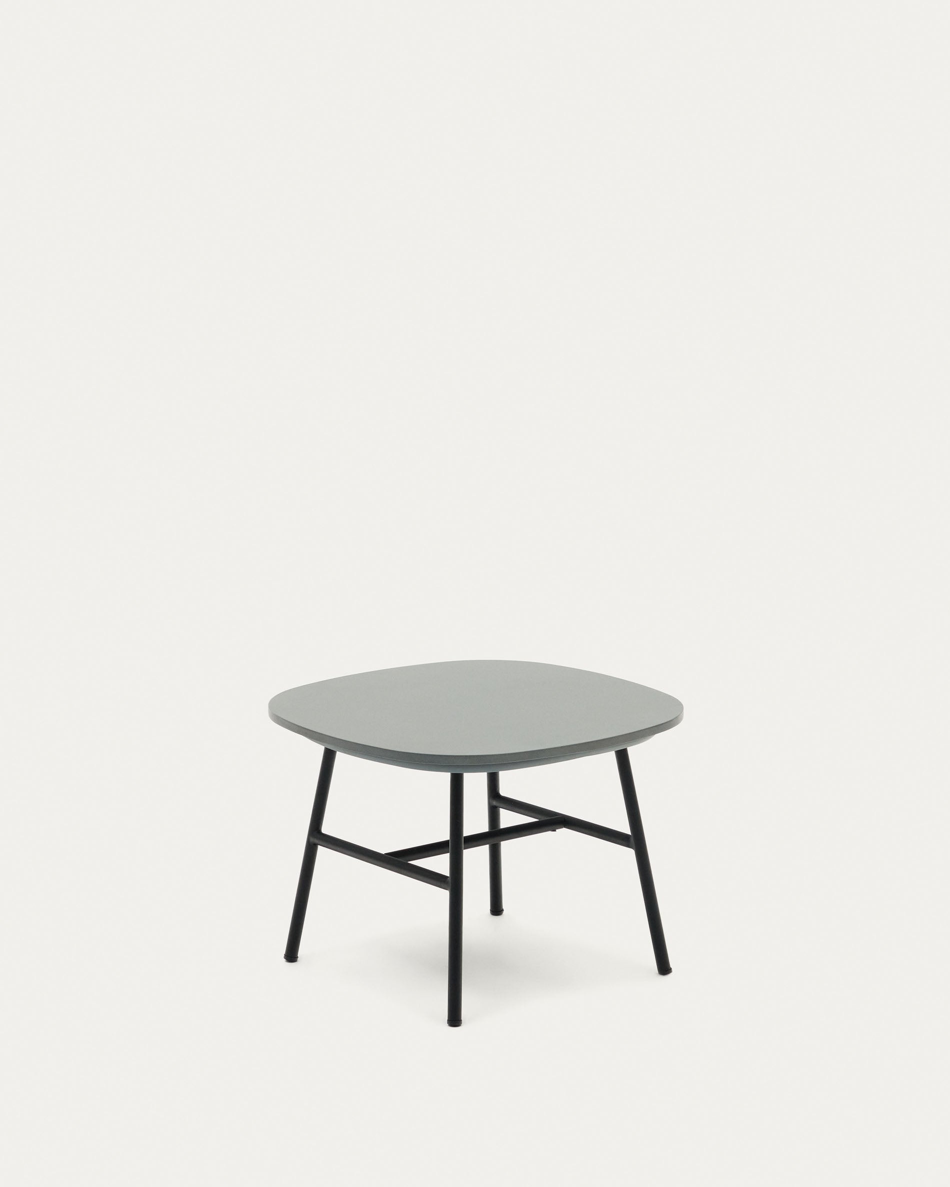 Eleganter Bramant Beistelltisch aus Stahl mit schwarzem Finish, 60x60 cm, von Kave Home. Ideal für stilvolle Aussenbereiche.