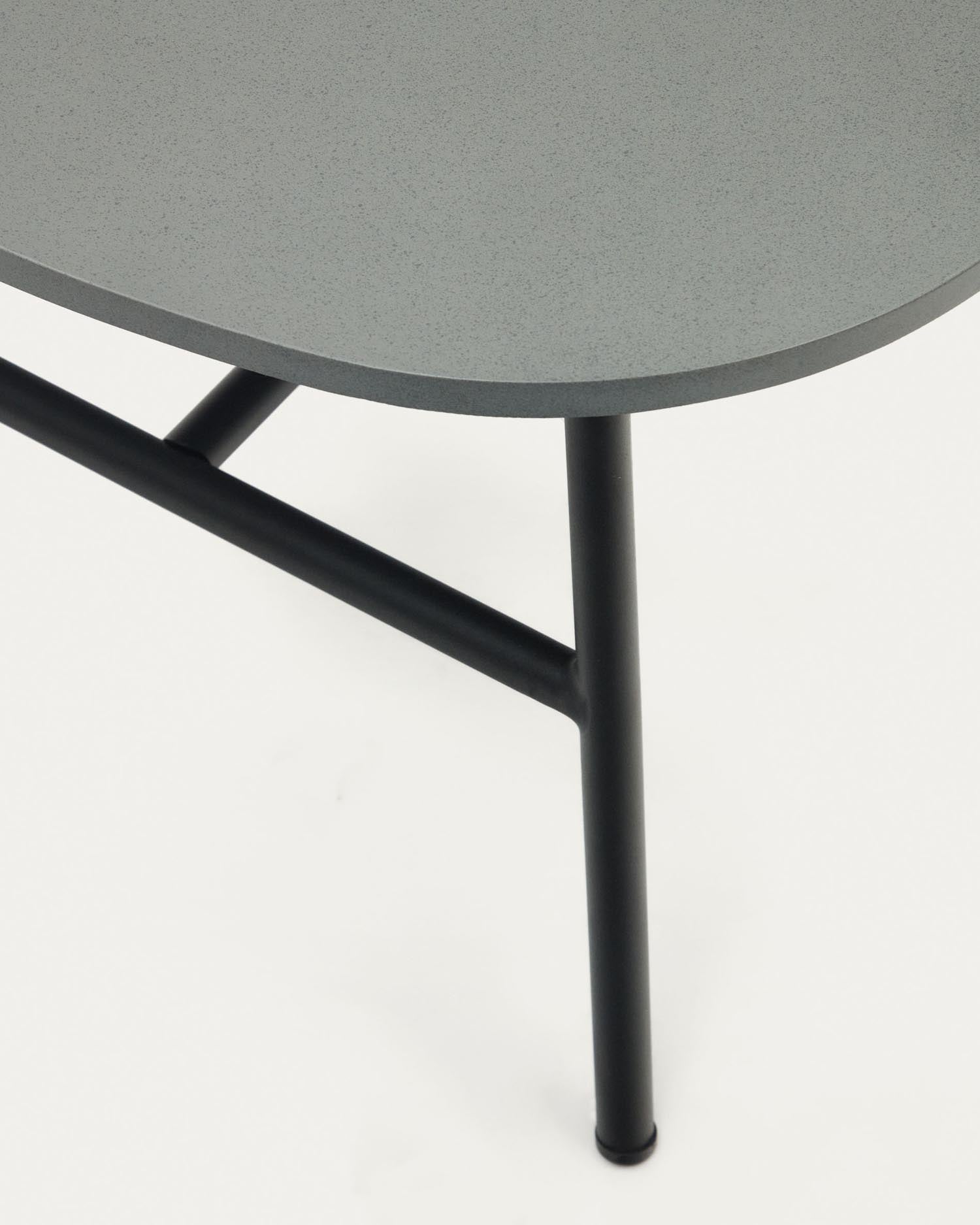 Der Bramant Beistelltisch von Kave Home kombiniert eleganten Stahl mit warmer Holzoptik und ist perfekt für jeden Außenbereich.