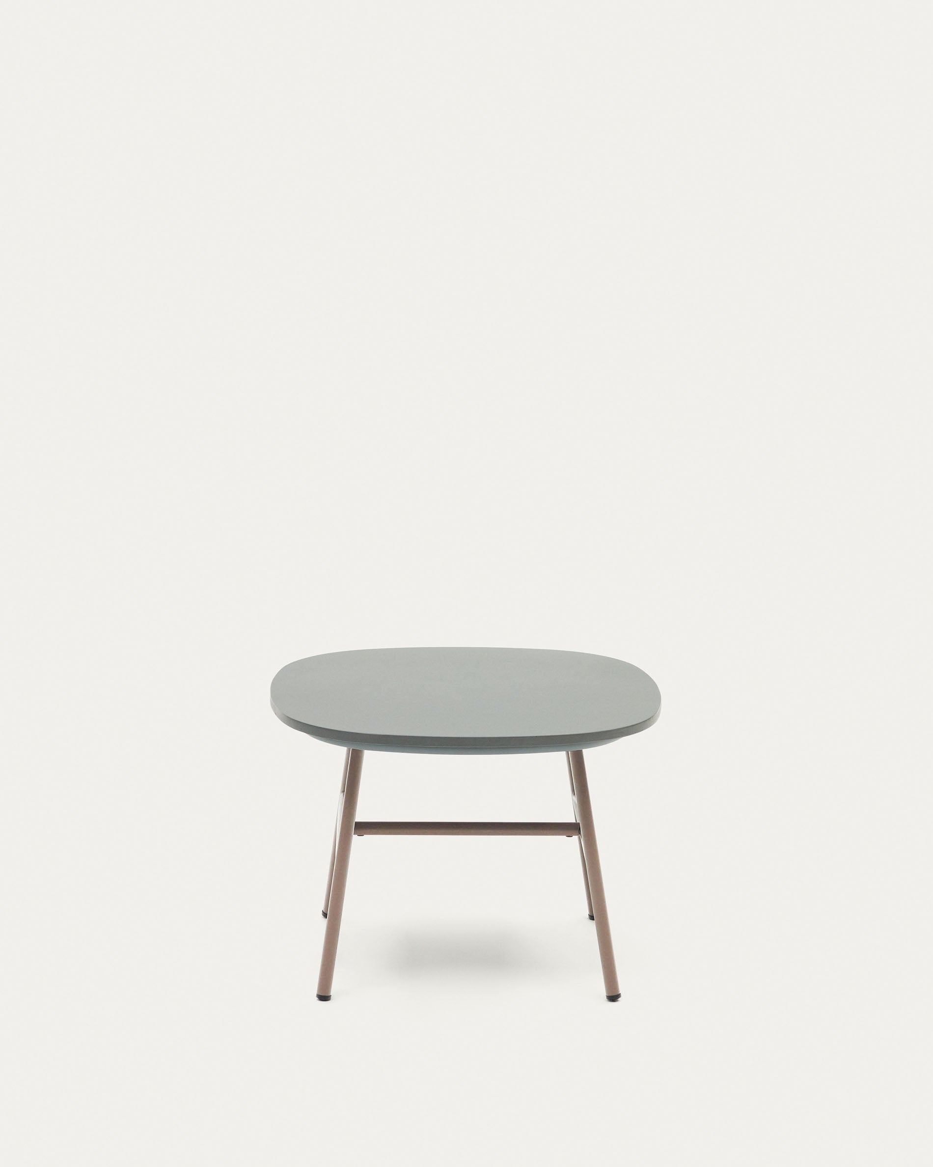 Moderner Beistelltisch aus Stahl in Helllila, 60x60 cm, ideal für stilvolle Wohnräume. Robust und elegant von Kave Home.