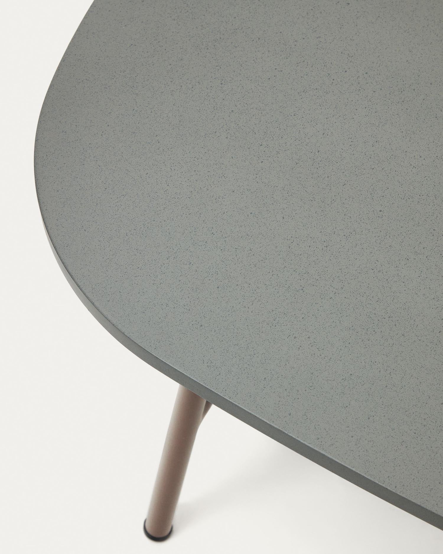 Moderner Beistelltisch aus Stahl in Helllila, 60x60 cm, ideal für stilvolle Wohnräume. Robust und elegant von Kave Home.