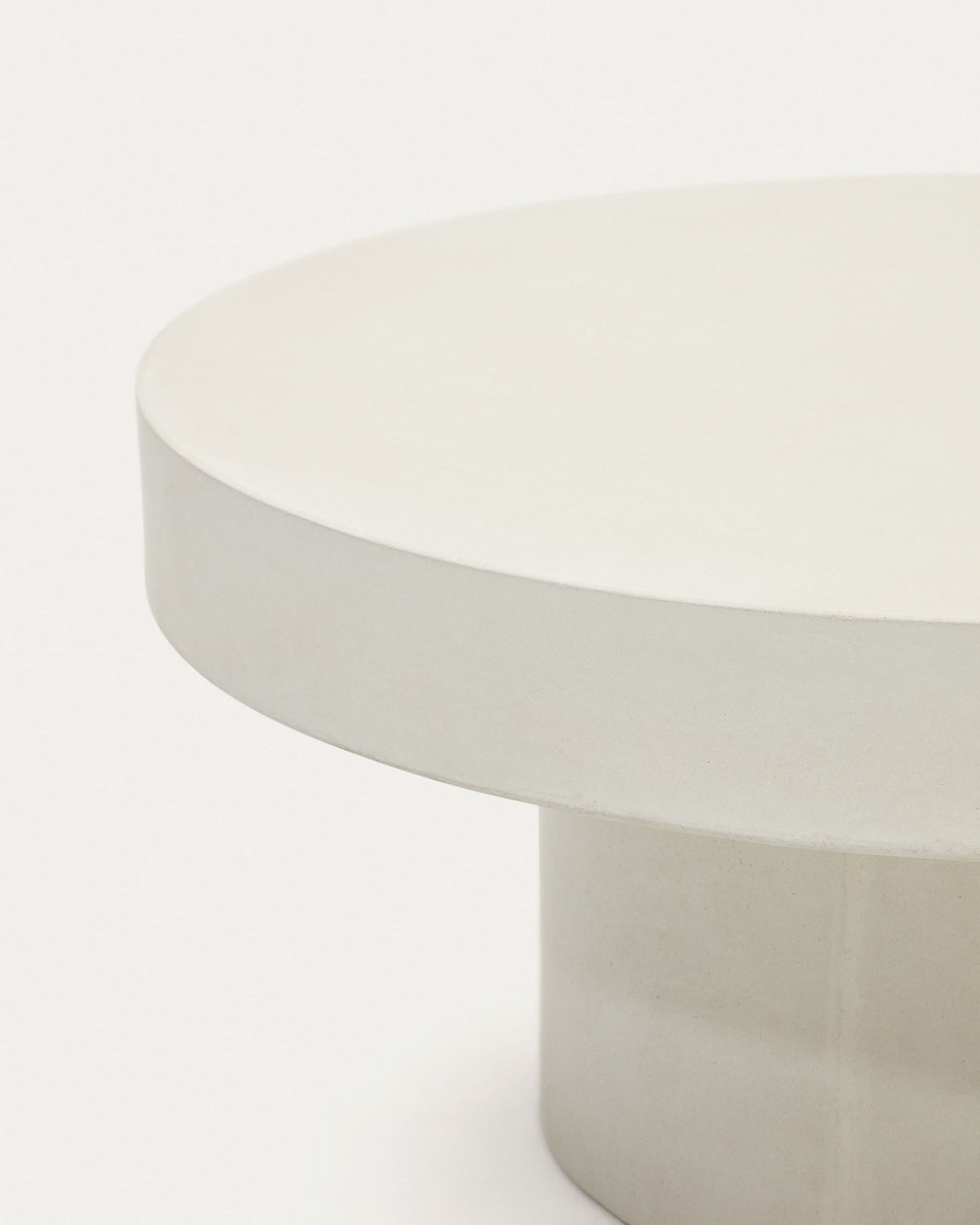 Aiguablava runder Couchtisch aus Zement in Weiss Ø 90 cm in Weiss präsentiert im Onlineshop von KAQTU Design AG. Loungetisch ist von Kave Home