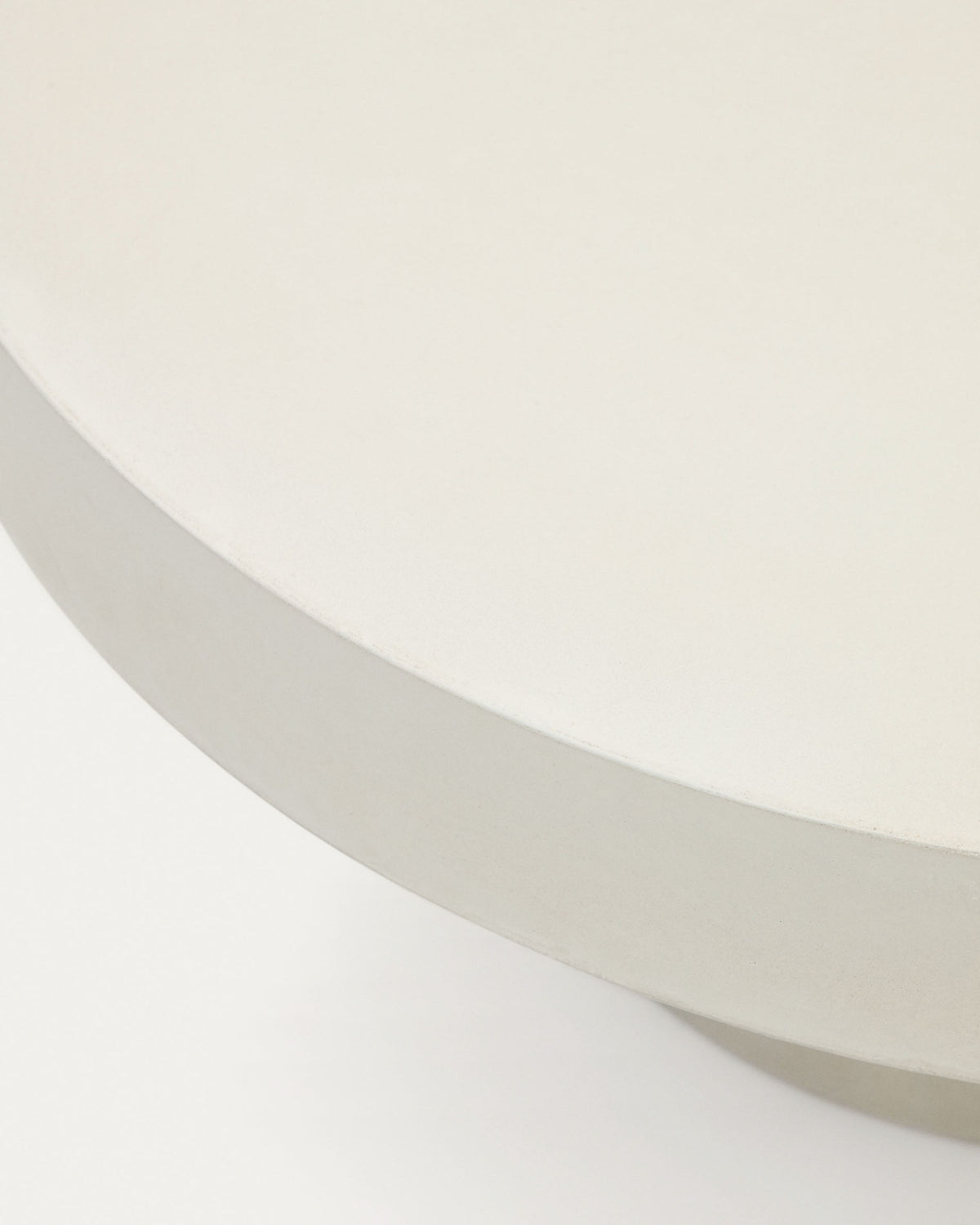 Aiguablava runder Couchtisch aus Zement in Weiss Ø 90 cm in Weiss präsentiert im Onlineshop von KAQTU Design AG. Loungetisch ist von Kave Home