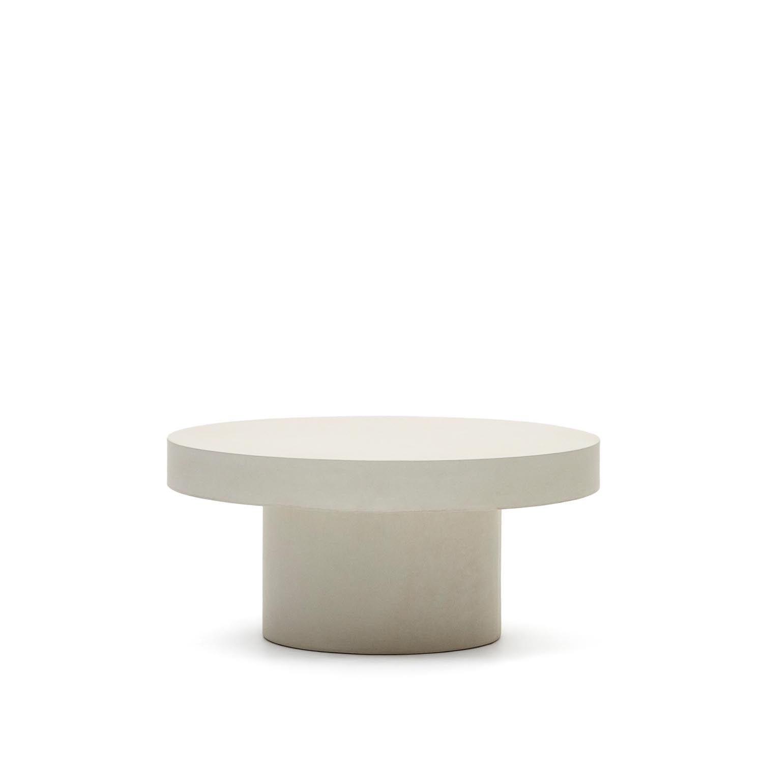Entdecke den Aiguablava runden Couchtisch aus Zement in Weiss Ø 90 cm von Kave Home – stilvoll, robust und vielseitig für Innen- und Außenbereiche.