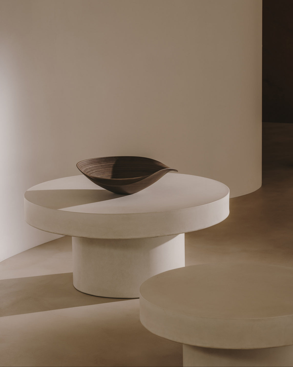 Aiguablava runder Couchtisch aus Zement in Weiss Ø 90 cm in Weiss präsentiert im Onlineshop von KAQTU Design AG. Loungetisch ist von Kave Home