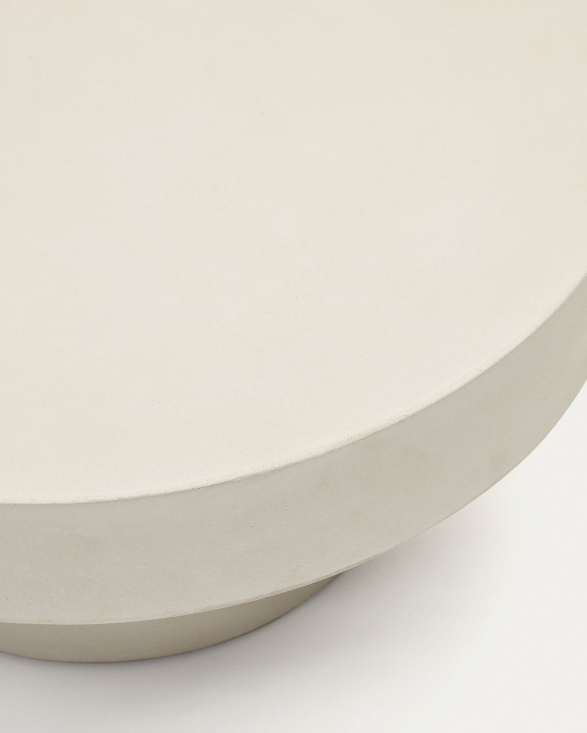 Aiguablava runder Couchtisch aus Zement in Weiss Ø 66 cm in Weiss präsentiert im Onlineshop von KAQTU Design AG. Loungetisch ist von Kave Home
