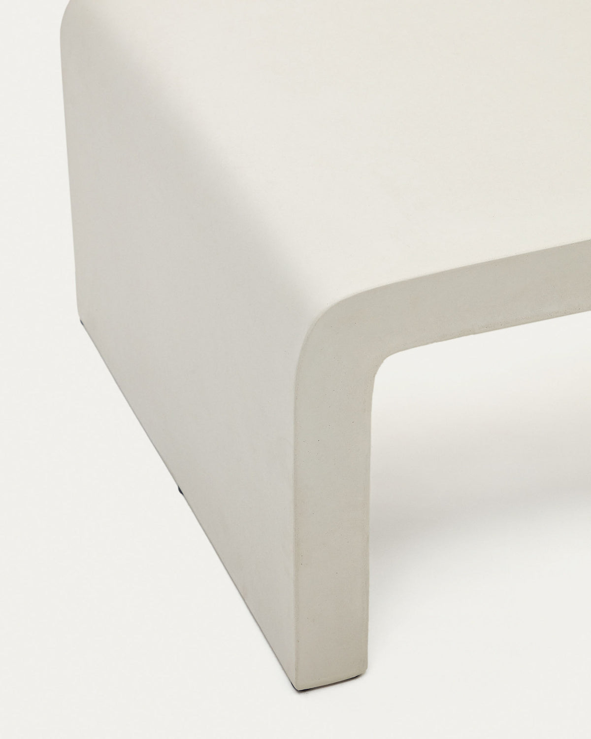 Aiguablava Couchtisch aus Zement in Weiss 135 x 65 cm in Weiss präsentiert im Onlineshop von KAQTU Design AG. Loungetisch ist von Kave Home