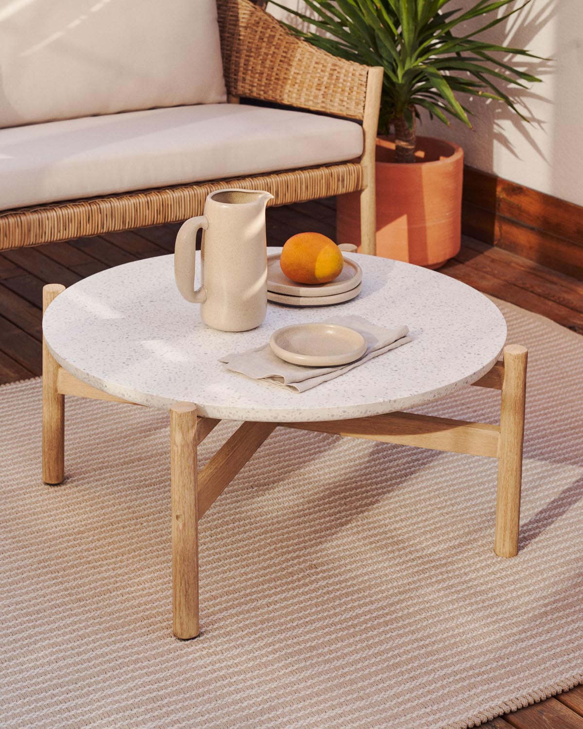 Pola Couchtisch aus Zement und massivem Eukalyptus Ø 84,4 cm FSC 100% in Natur präsentiert im Onlineshop von KAQTU Design AG. Beistelltisch ist von Kave Home