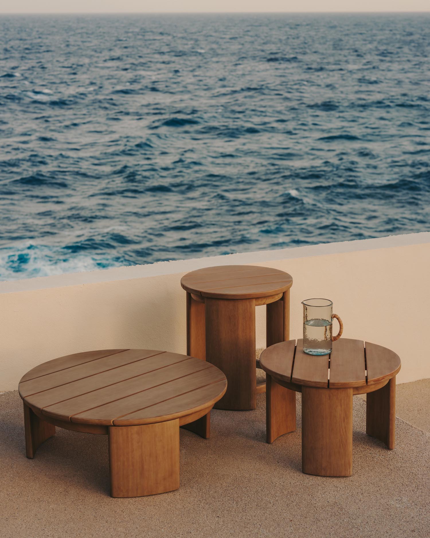 Hochwertiger Xoriguer Couchtisch aus massivem Eukalyptusholz, Ø 90 cm, perfekt für moderne Wohnräume und Outdoor-Bereiche.