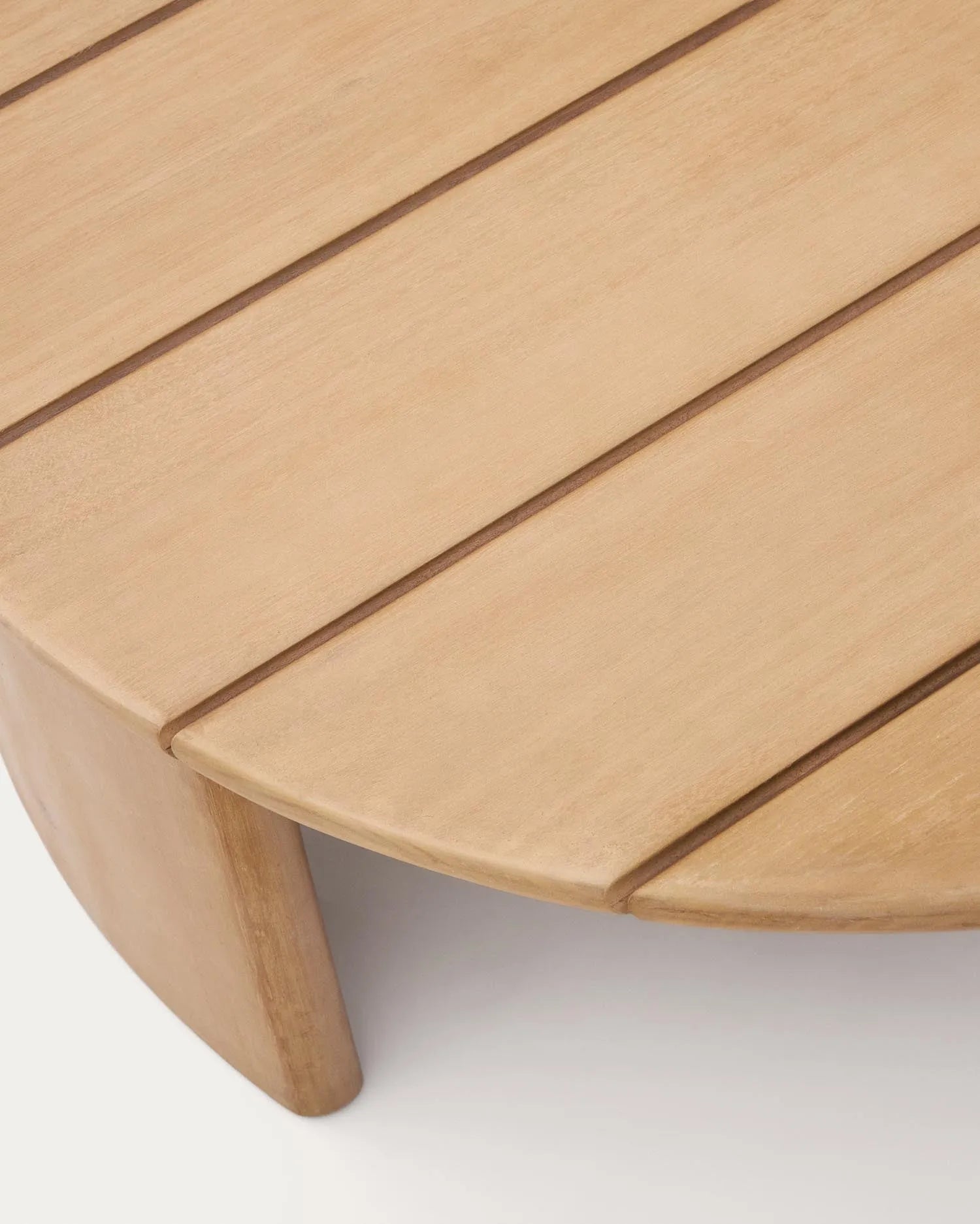 Runder Couchtisch aus massivem FSC-zertifiziertem Eukalyptusholz, Ø 90 cm, von Kave Home. Modernes Design, nachhaltig und hochwertig.