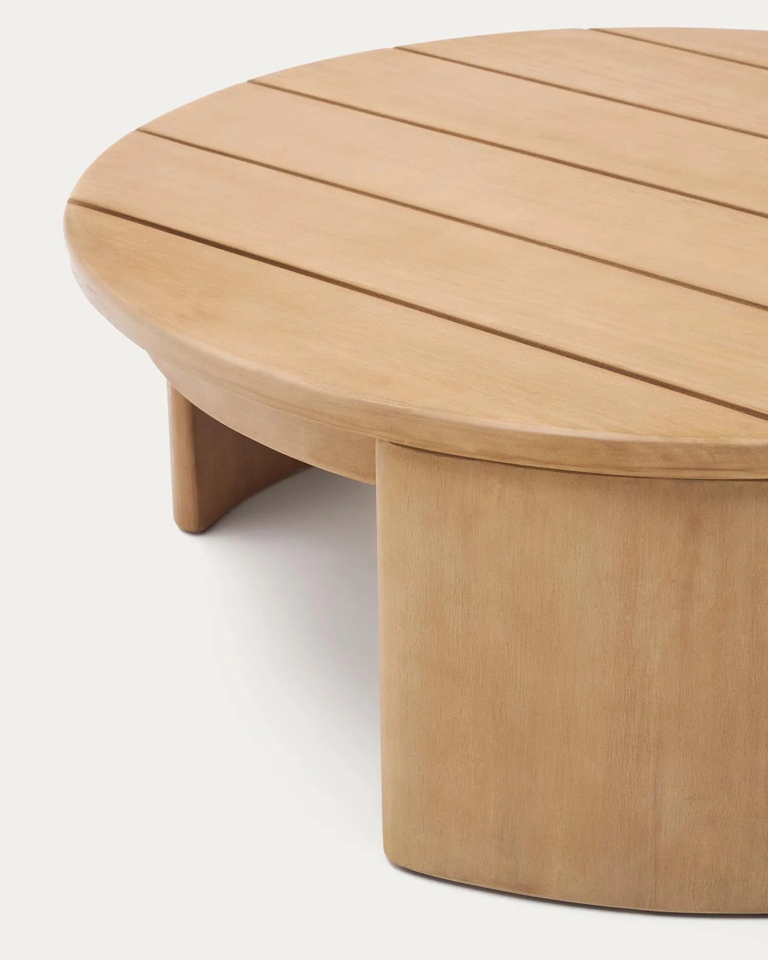 Eleganter Couchtisch aus FSC-zertifiziertem Eukalyptusholz, Ø 90 cm, von Kave Home. Nachhaltig, robust und stilvoll für Ihr Zuhause.