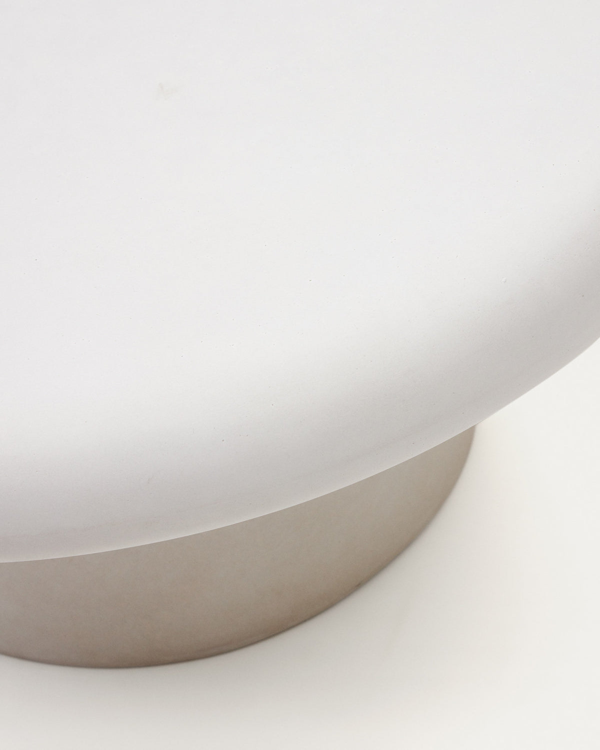Addaia runder Couchtisch aus weissem Zement Ø 90 cm in Weiss präsentiert im Onlineshop von KAQTU Design AG. Loungetisch ist von Kave Home
