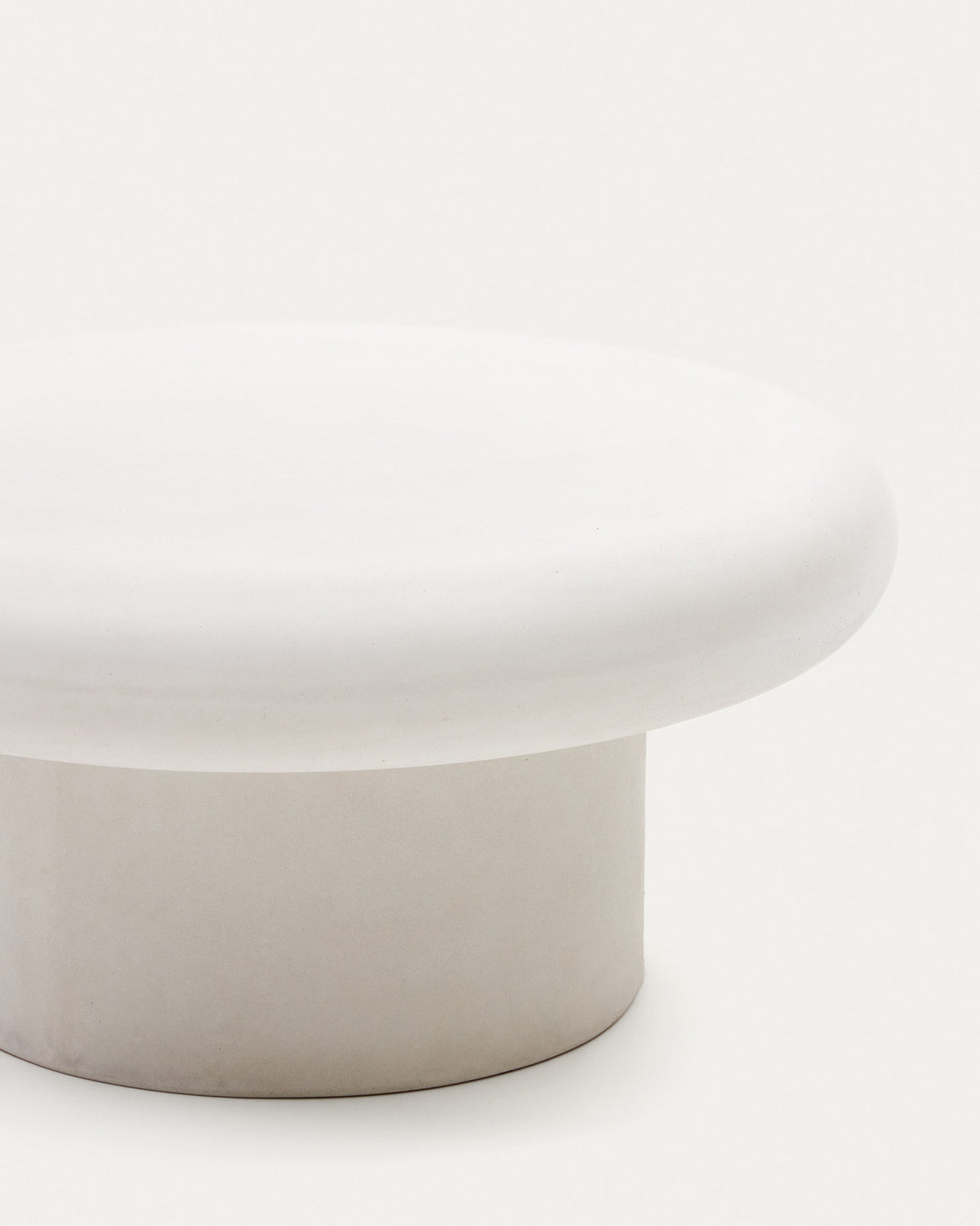 Addaia runder Couchtisch aus weissem Zement Ø 66 cm in Weiss präsentiert im Onlineshop von KAQTU Design AG. Loungetisch ist von Kave Home