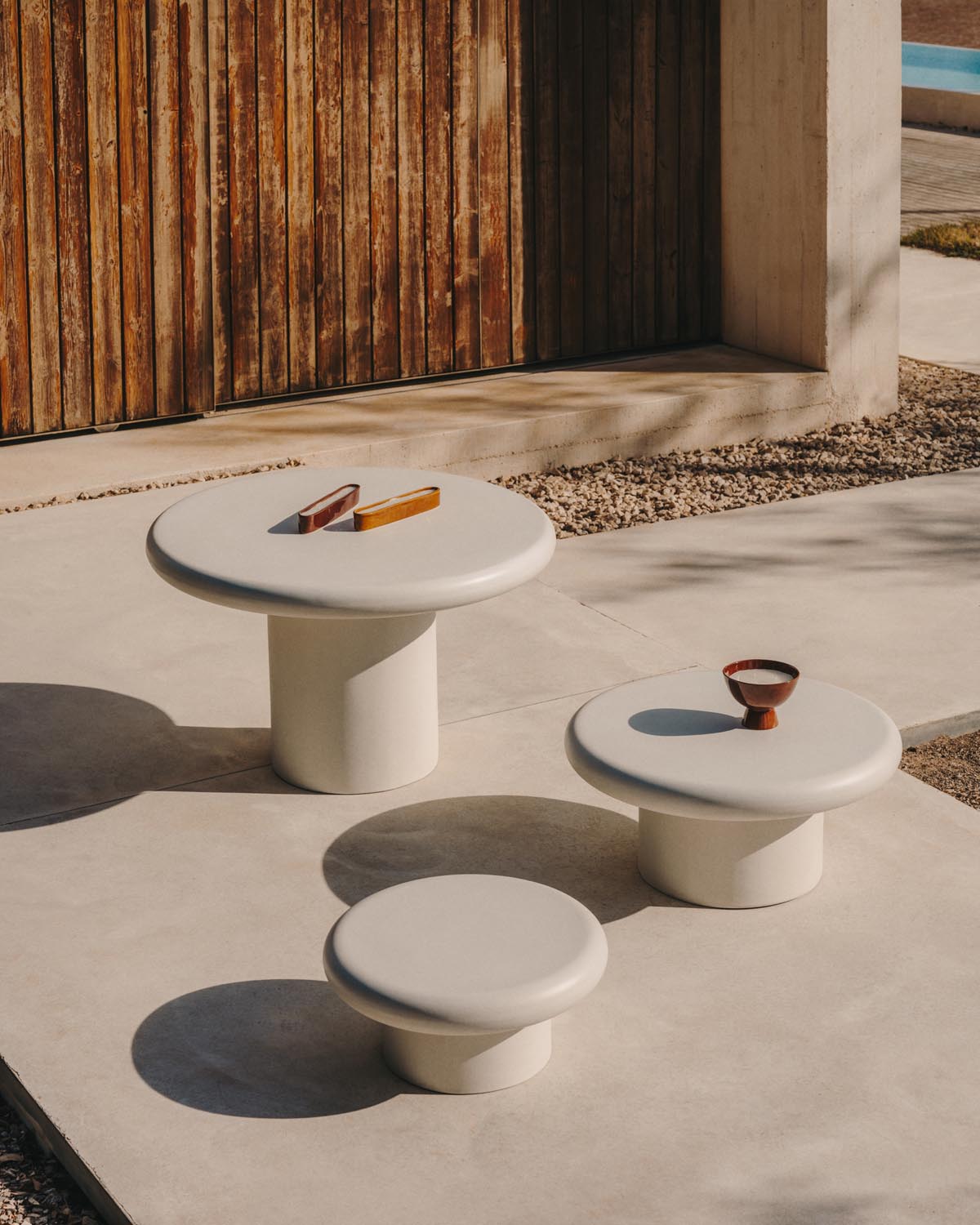 Eleganter Addaia Couchtisch: Weisser Zement, 66 cm, modern & langlebig.