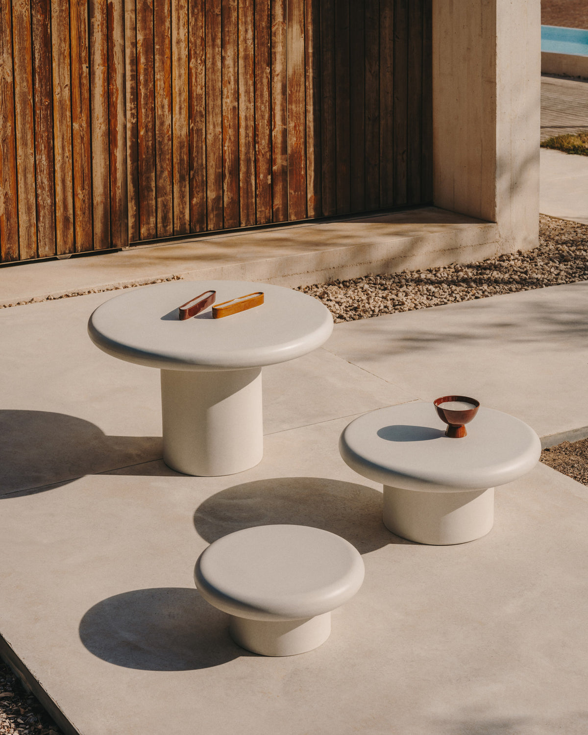 Addaia runder Couchtisch aus weissem Zement Ø 66 cm in Weiss präsentiert im Onlineshop von KAQTU Design AG. Loungetisch ist von Kave Home