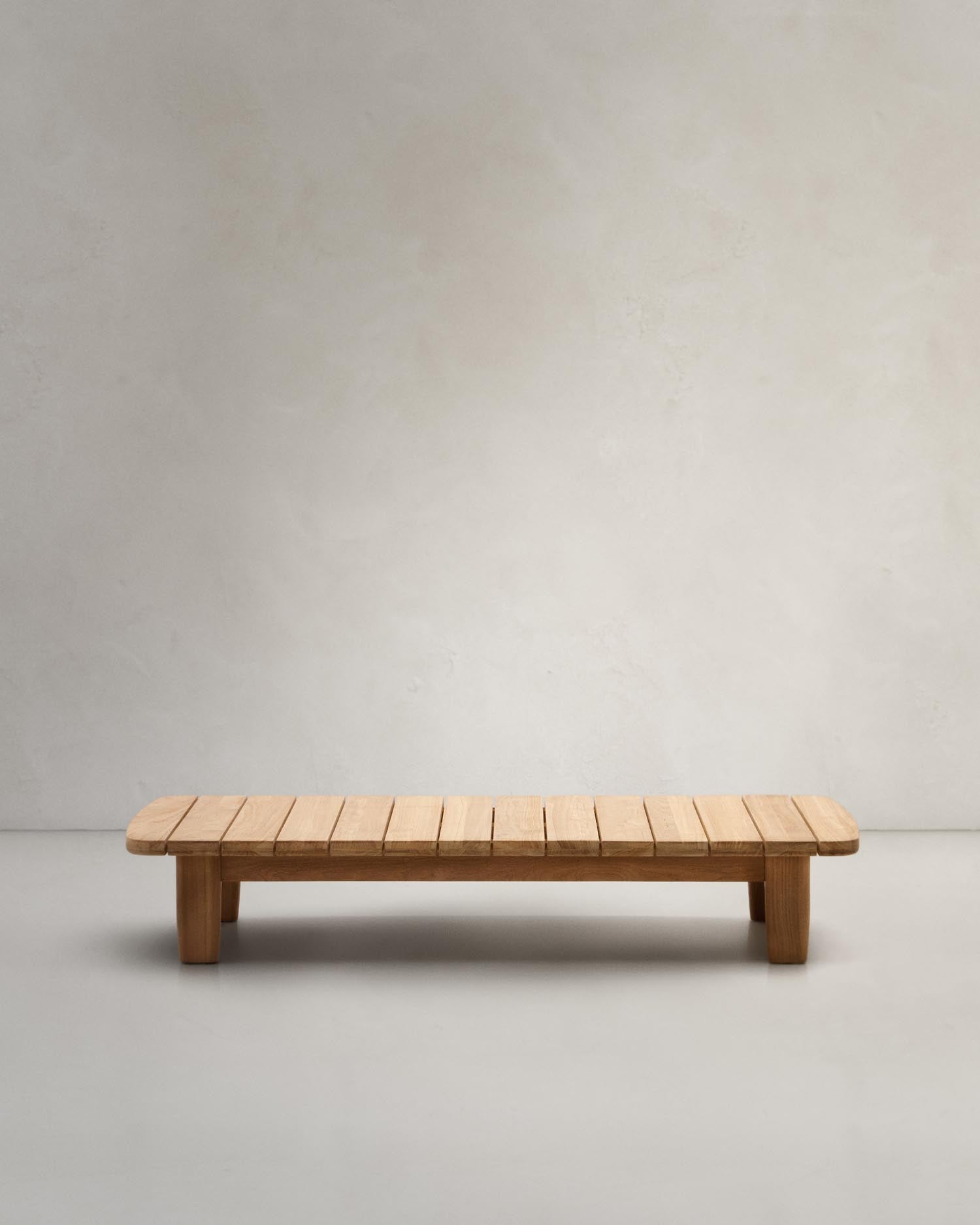 Eleganter Tirant Couchtisch aus FSC-zertifiziertem Teakholz, 140x70 cm, wetterfest, ideal für stilvolle Outdoor-Bereiche.