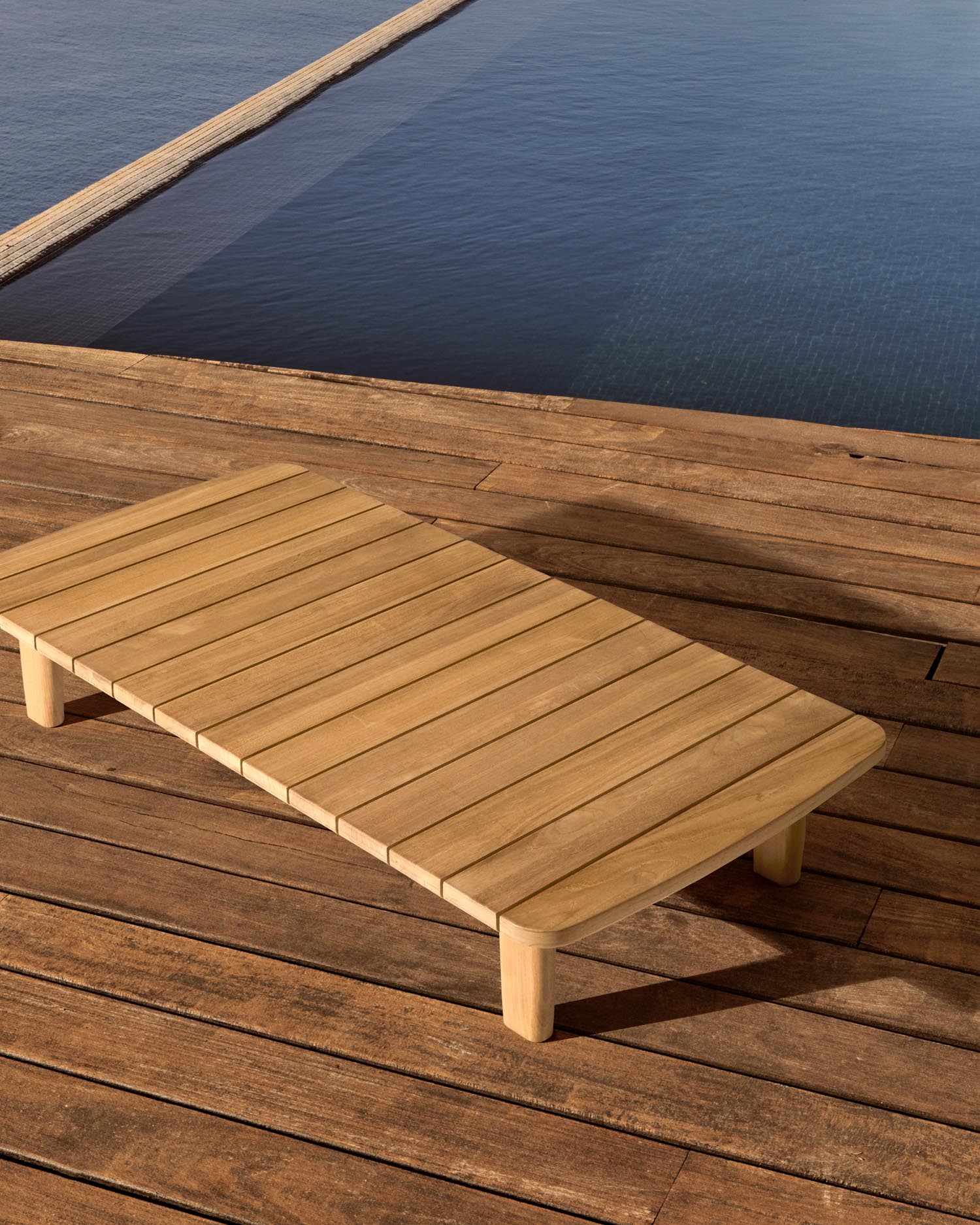 Hochwertiger Tirant Couchtisch aus massivem Teakholz, 140 x 70 cm, vereint zeitloses Design mit Nachhaltigkeit für Ihr Zuhause.