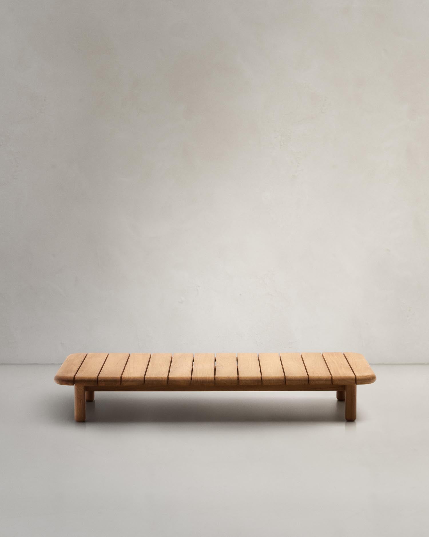 Eleganter Turqueta Couchtisch aus FSC-zertifiziertem Teakholz, 140x70 cm, ideal für stilvolle Outdoor-Bereiche.