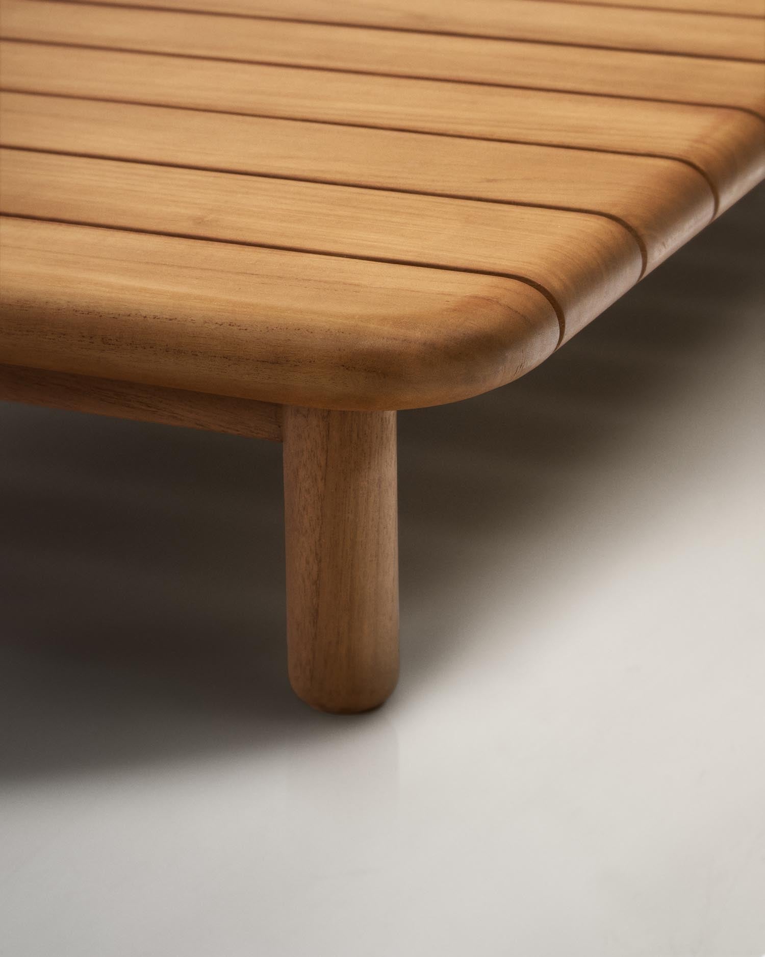 Massiver Teakholz-Couchtisch von Kave Home, FSC-zertifiziert, 140x70 cm. Nachhaltiges Design für ein stilvolles Ambiente.