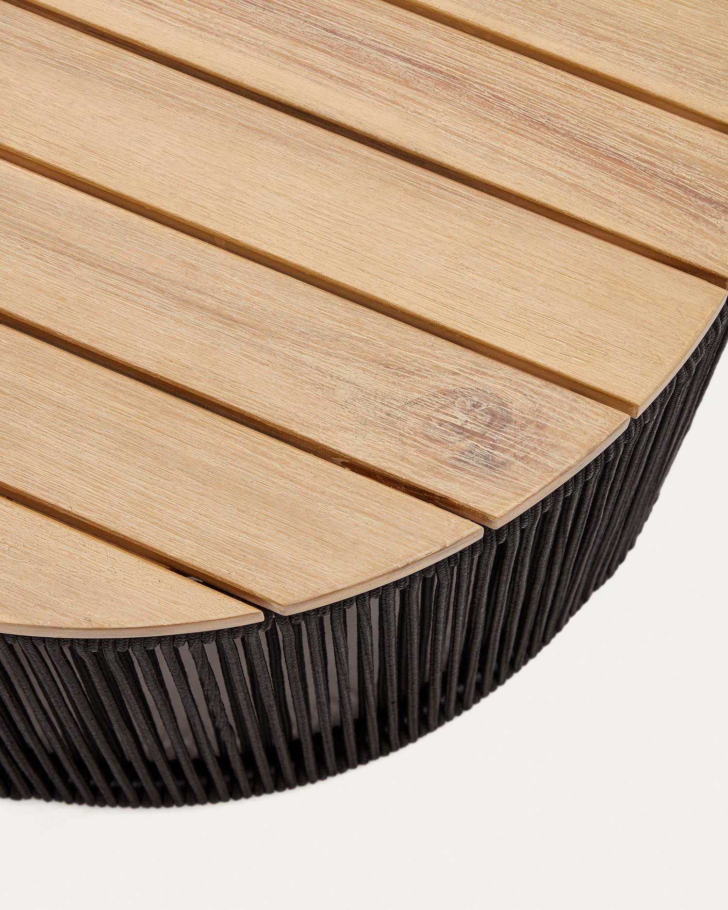 Stylischer Couchtisch Dandara: Robuste Stahlkonstruktion, edles Flechtwerk, massive Akazienholzplatte, Ø60 cm, ideal für Innen- und Außenbereiche.