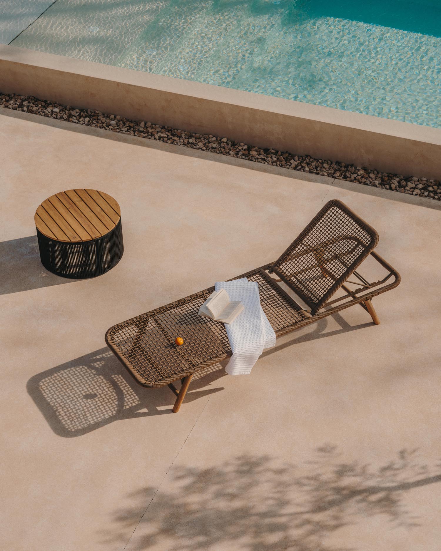 Stylischer Couchtisch Dandara: Ø70 cm, aus robustem Stahl, elegantem Flechtwerk und langlebigem Akazienholz, ideal für drinnen und draußen.