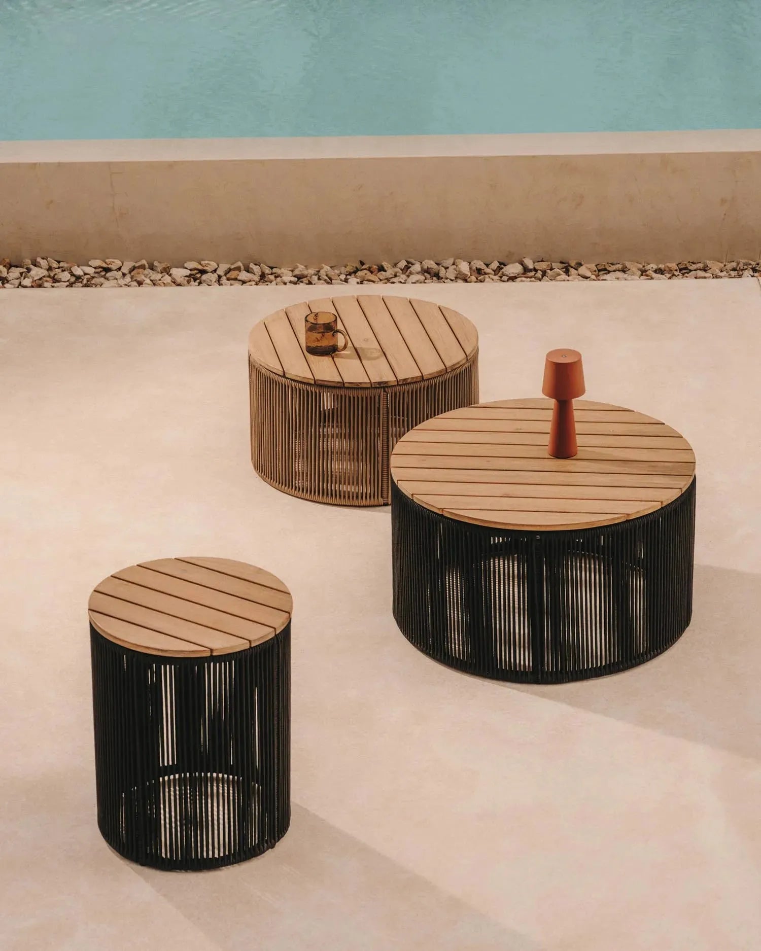 Moderner Couchtisch Dandara: Stahl, schwarzes Geflecht, massives Akazienholz, Ø70 cm, FSC-zertifiziert, von Kave Home.