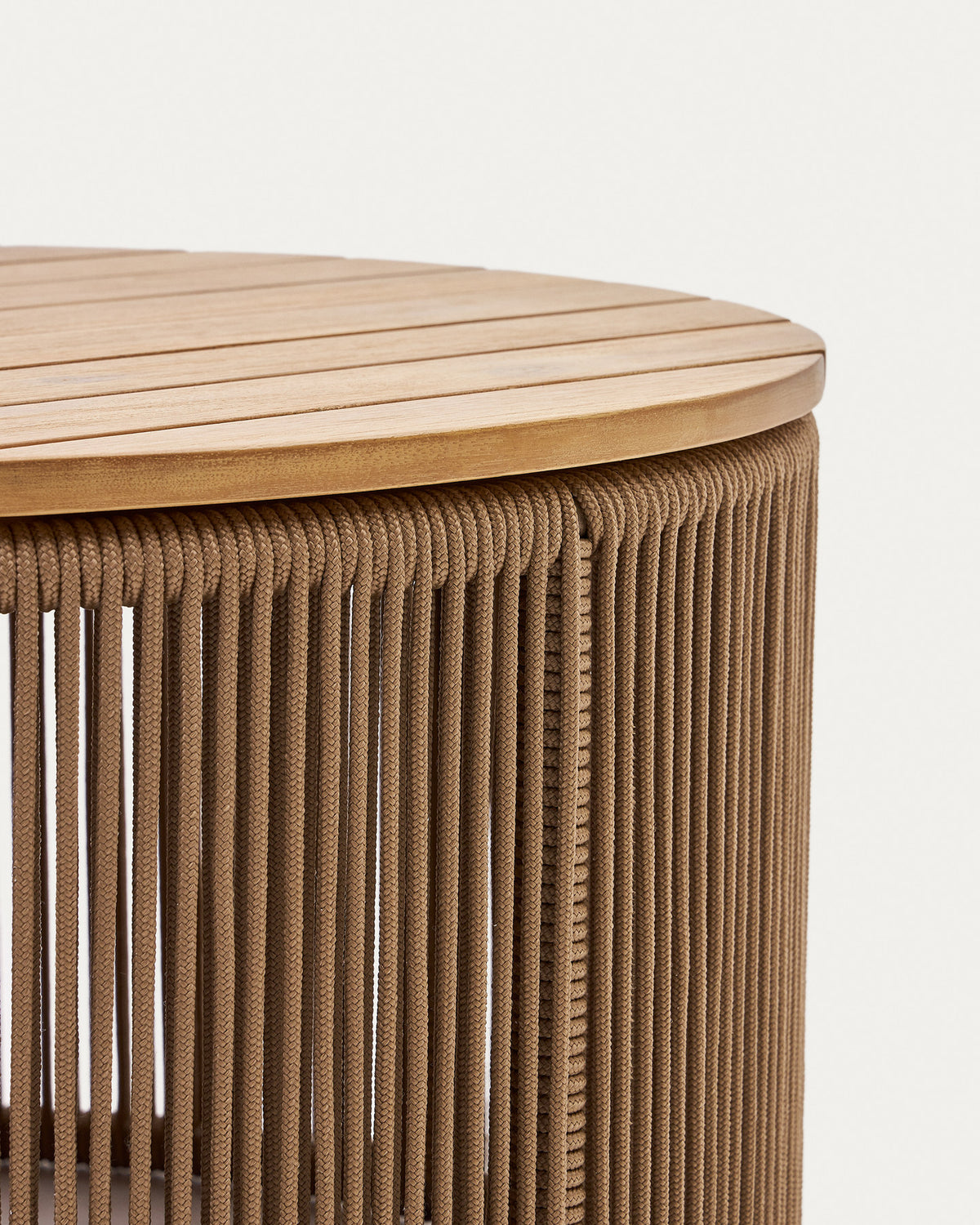 Couchtisch Dandara aus Stahl, beigem Flechtwerk und massivem Akazienholz Ø70 cm FSC 100% in Natur, Beige präsentiert im Onlineshop von KAQTU Design AG. Loungetisch ist von Kave Home
