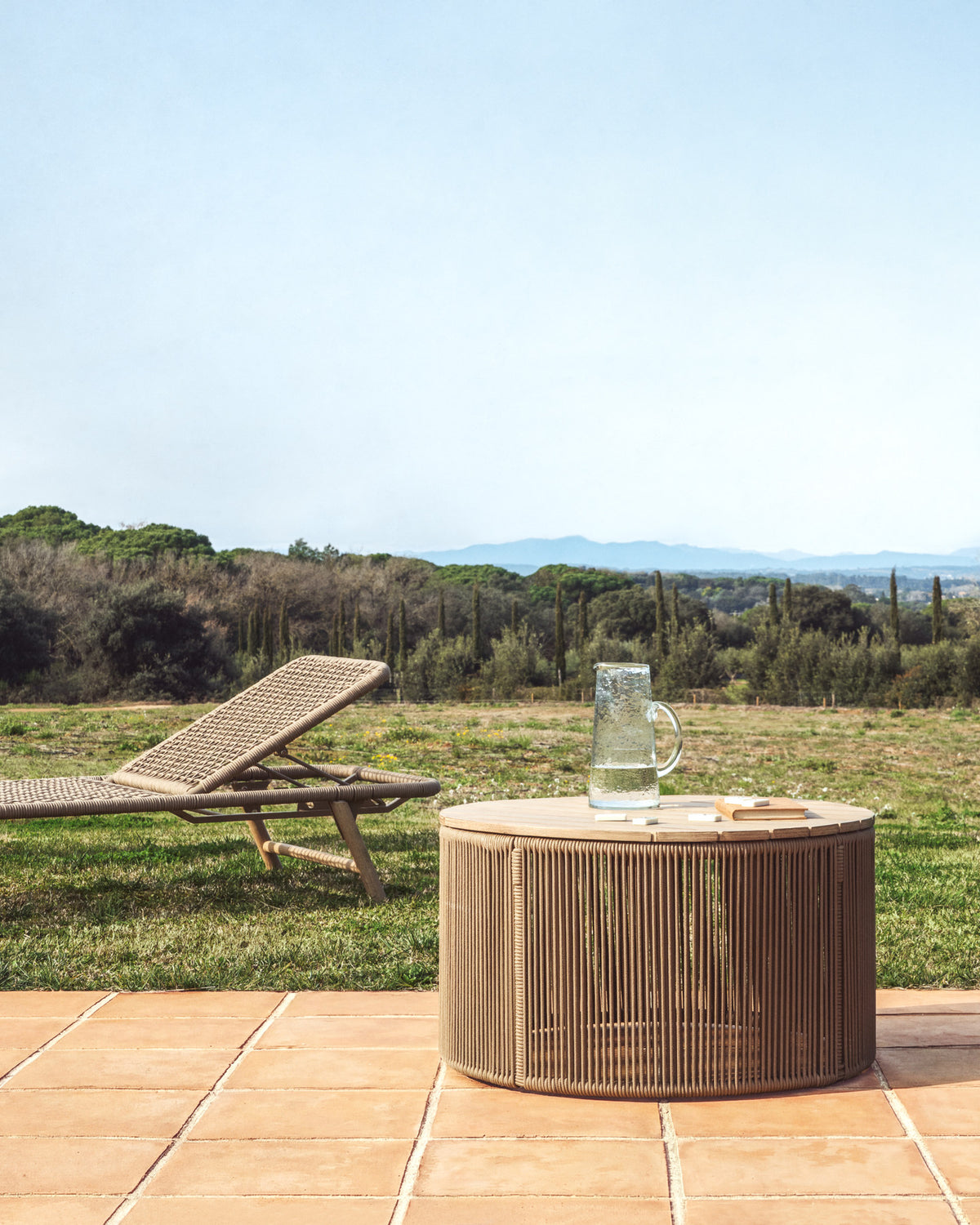 Couchtisch Dandara aus Stahl, beigem Flechtwerk und massivem Akazienholz Ø70 cm FSC 100% in Natur, Beige präsentiert im Onlineshop von KAQTU Design AG. Loungetisch ist von Kave Home
