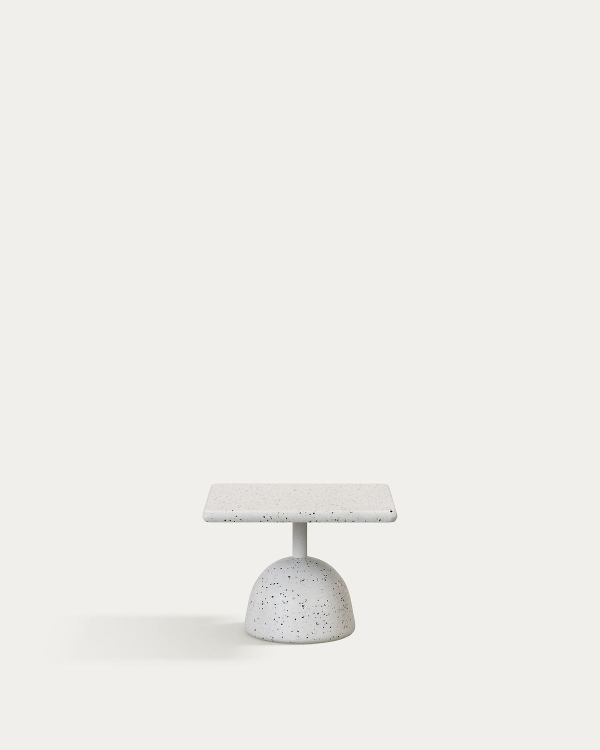 Couchtisch Saura aus weissem Terrazzo mit weisser Terrazzo-Platte 32 x 48 x 48 in Weiss präsentiert im Onlineshop von KAQTU Design AG. Beistelltisch Outdoor ist von Kave Home