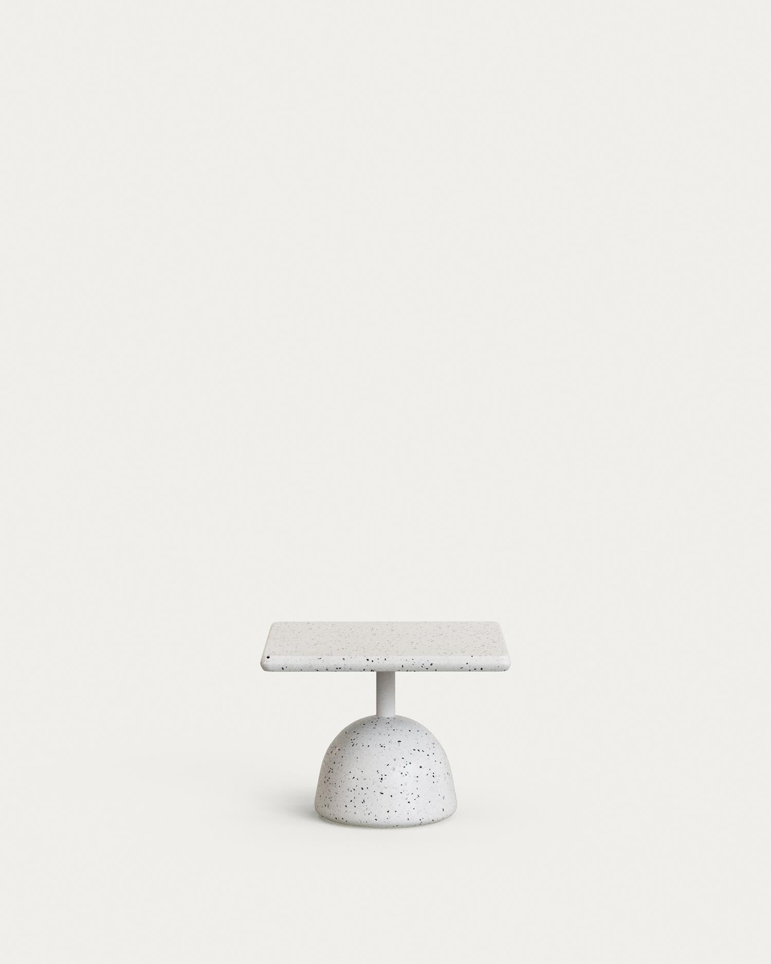 Eleganter Couchtisch Saura aus weissem Terrazzo, vielseitig für Innen- und Aussenbereich, mit stabilem Massivholzgestell.