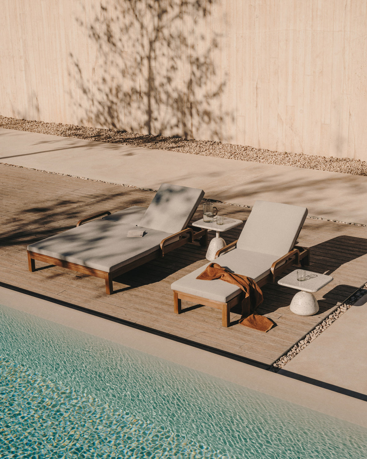 Couchtisch Saura aus weissem Terrazzo mit weisser Terrazzo-Platte 32 x 48 x 48 in Weiss präsentiert im Onlineshop von KAQTU Design AG. Beistelltisch Outdoor ist von Kave Home