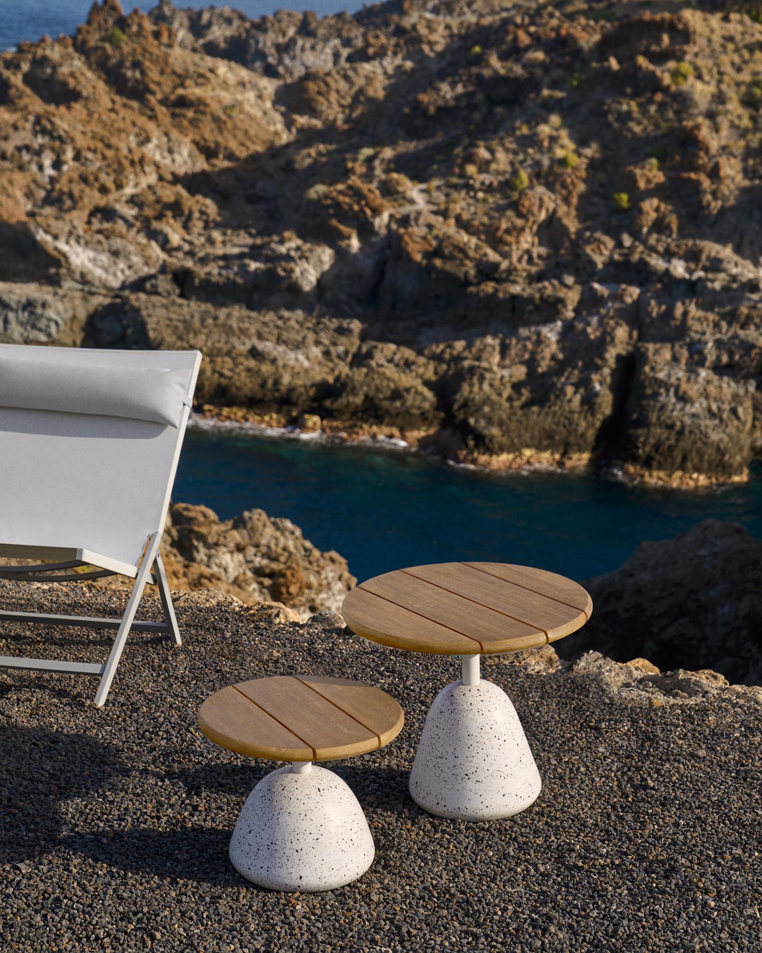 Moderner Saura Couchtisch mit robuster Terrazzo-Oberfläche und natürlichem Akazienholz. Perfekt für stilvolle Wohnräume und Terrassen.