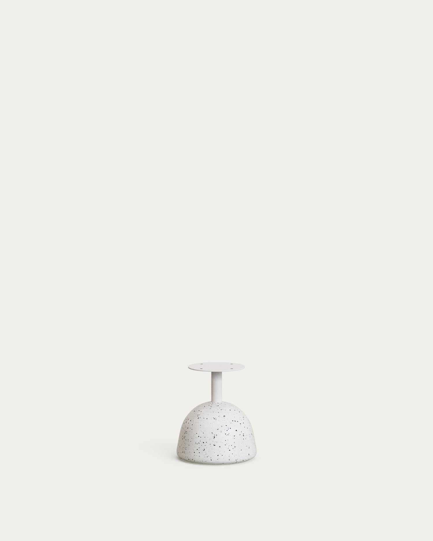 Eleganter Couchtisch mit weißer Terrazzo-Oberfläche und Akazienholzgestell, 32 cm hoch, Ø55 cm, ideal für modernes Wohnen.