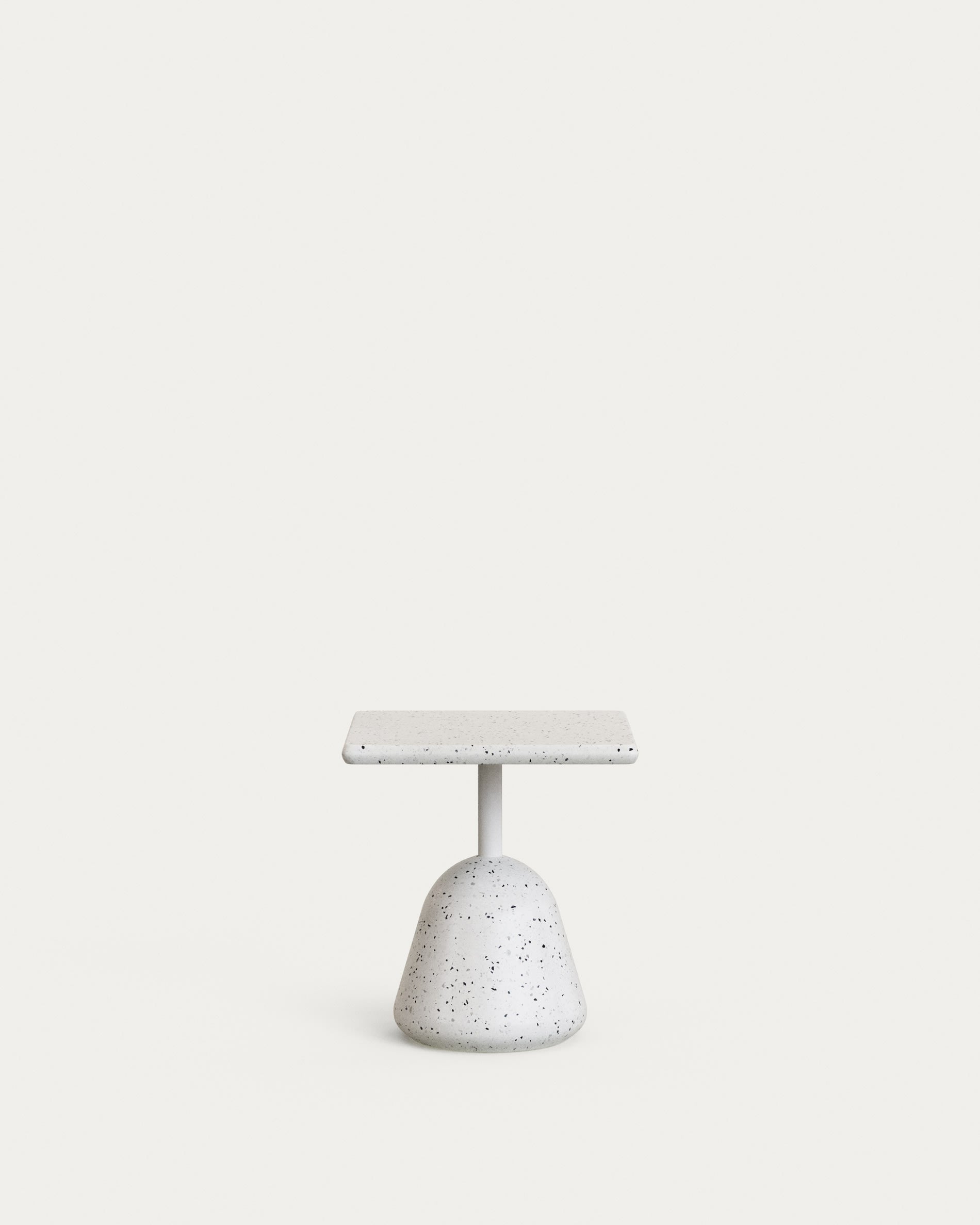 Stilvoller Saura Couchtisch aus weissem Terrazzo, perfekt für drinnen und draussen. Kompakte Grösse, robust und vielseitig einsetzbar.