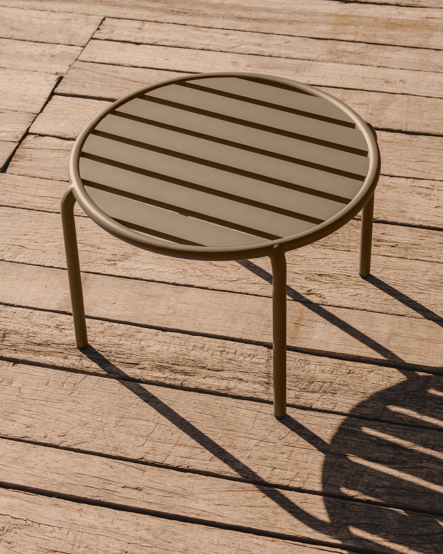 Eleganter, grauer Aluminiumtisch Ø 60 cm, inspiriert von Flusssteinen, ideal für stilvolle Outdoor-Bereiche.