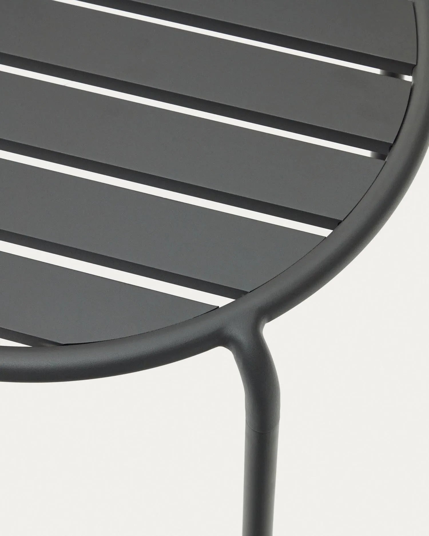 Eleganter Beistelltisch Joncols aus Aluminium in Grau, Ø 60 cm, perfekt für den Garten. Wetterfest und modern für stilvolle Außenbereiche.