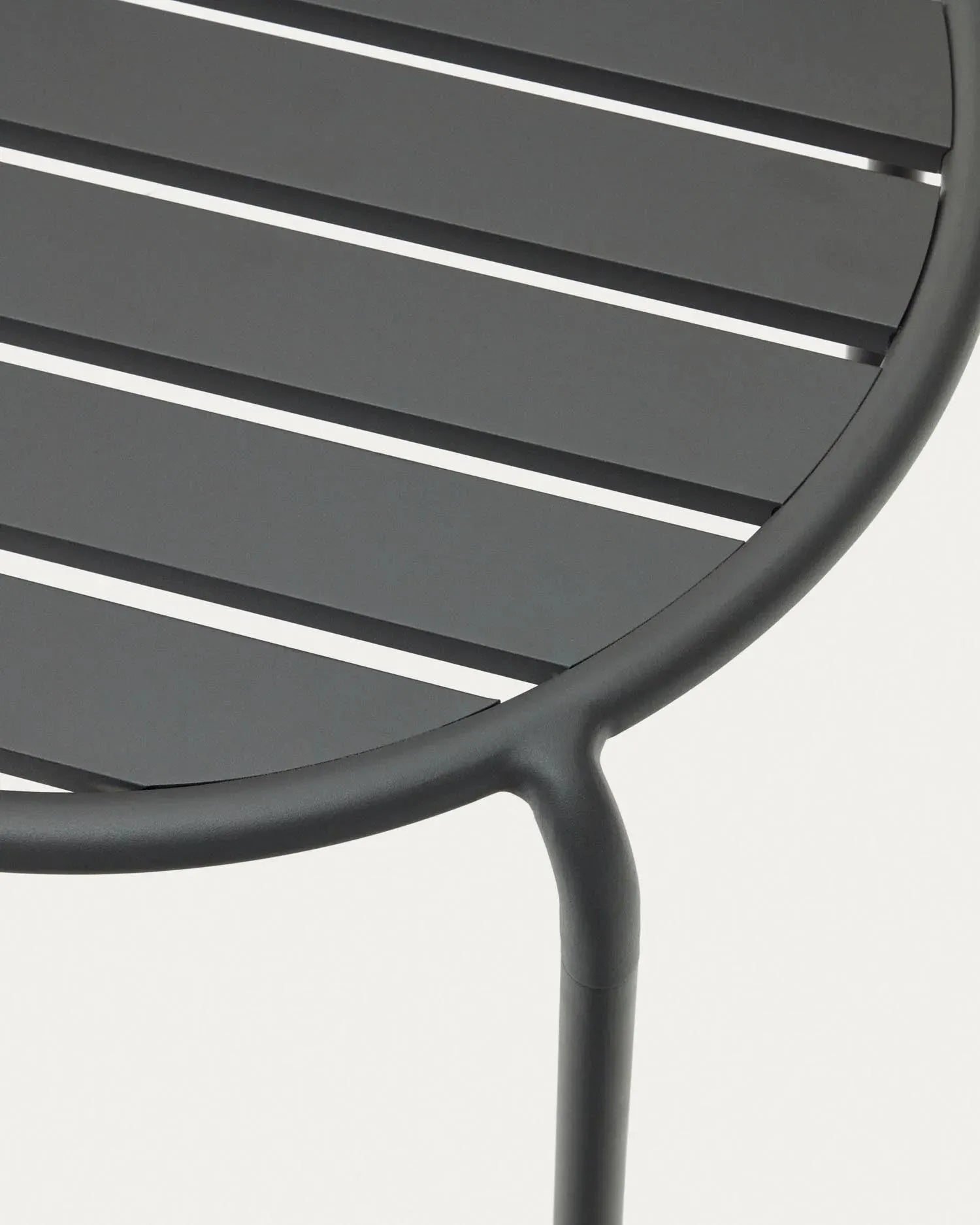 Eleganter Gartenbeistelltisch Joncols aus Aluminium, graues Finish, Ø 60 cm. Perfekt für den Außenbereich, robust und modern.