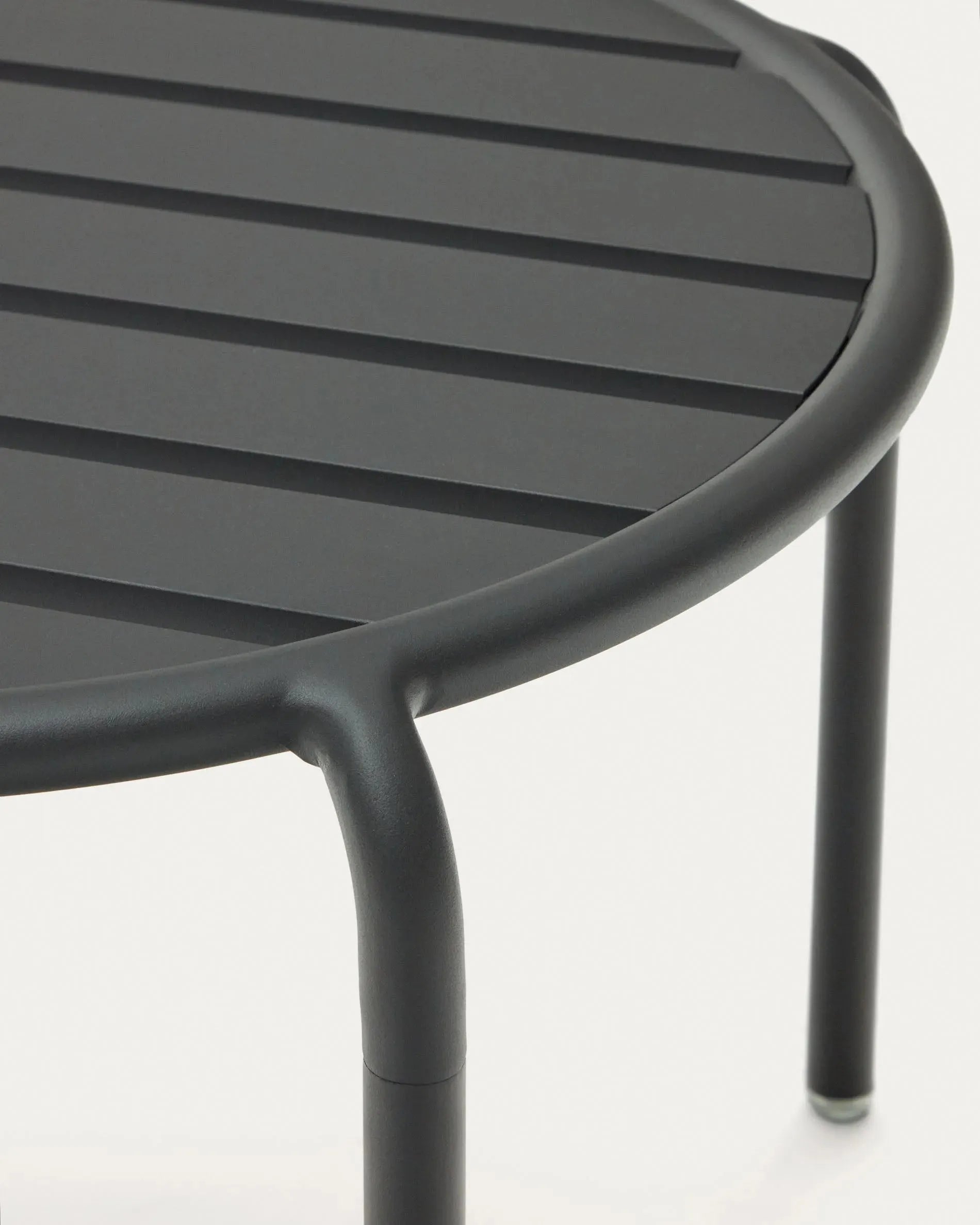 Eleganter Beistelltisch Joncols aus Aluminium, graues Finish, Ø 60 cm. Perfekt für Garten oder Terrasse, robust und wetterfest.