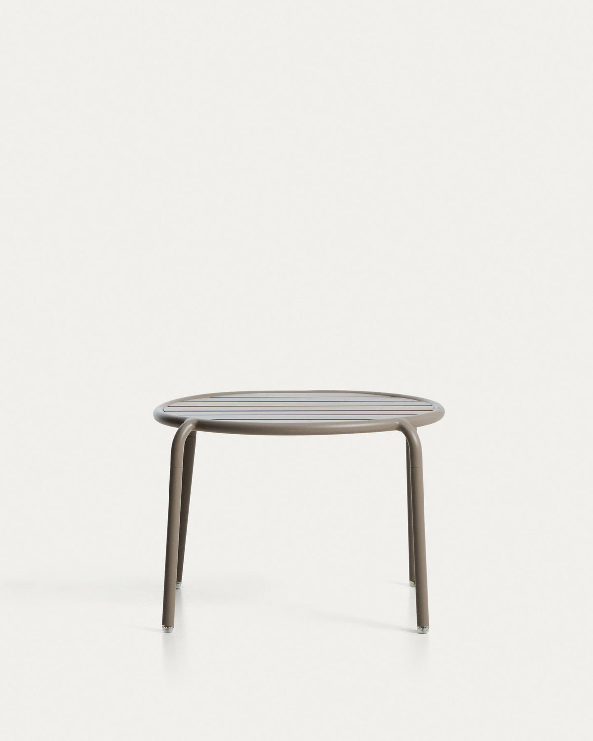 Outdoor-Beistelltisch Joncols aus Aluminium mit taupefarbener Lackierung, Ø 60 cm in Taupe präsentiert im Onlineshop von KAQTU Design AG. Beistelltisch Outdoor ist von Kave Home