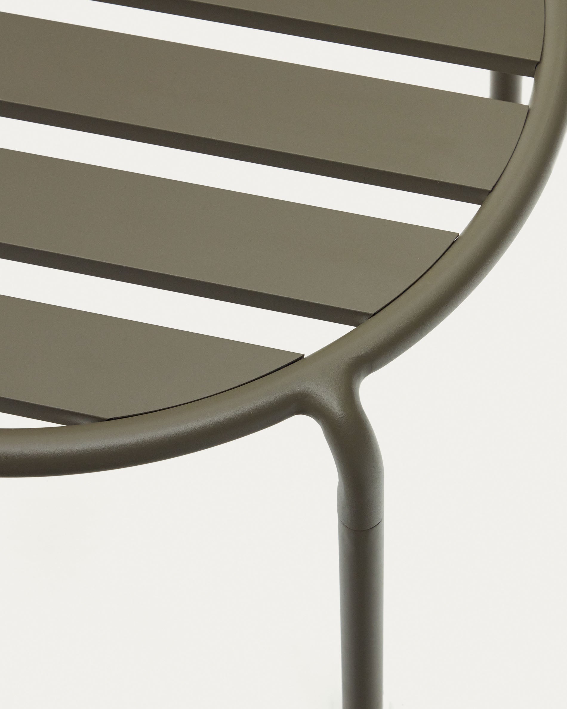 Moderner Gartenbeistelltisch Joncols aus grünem Aluminium, Ø 60 cm, ideal für Terrasse oder Balkon, robust und wetterfest.