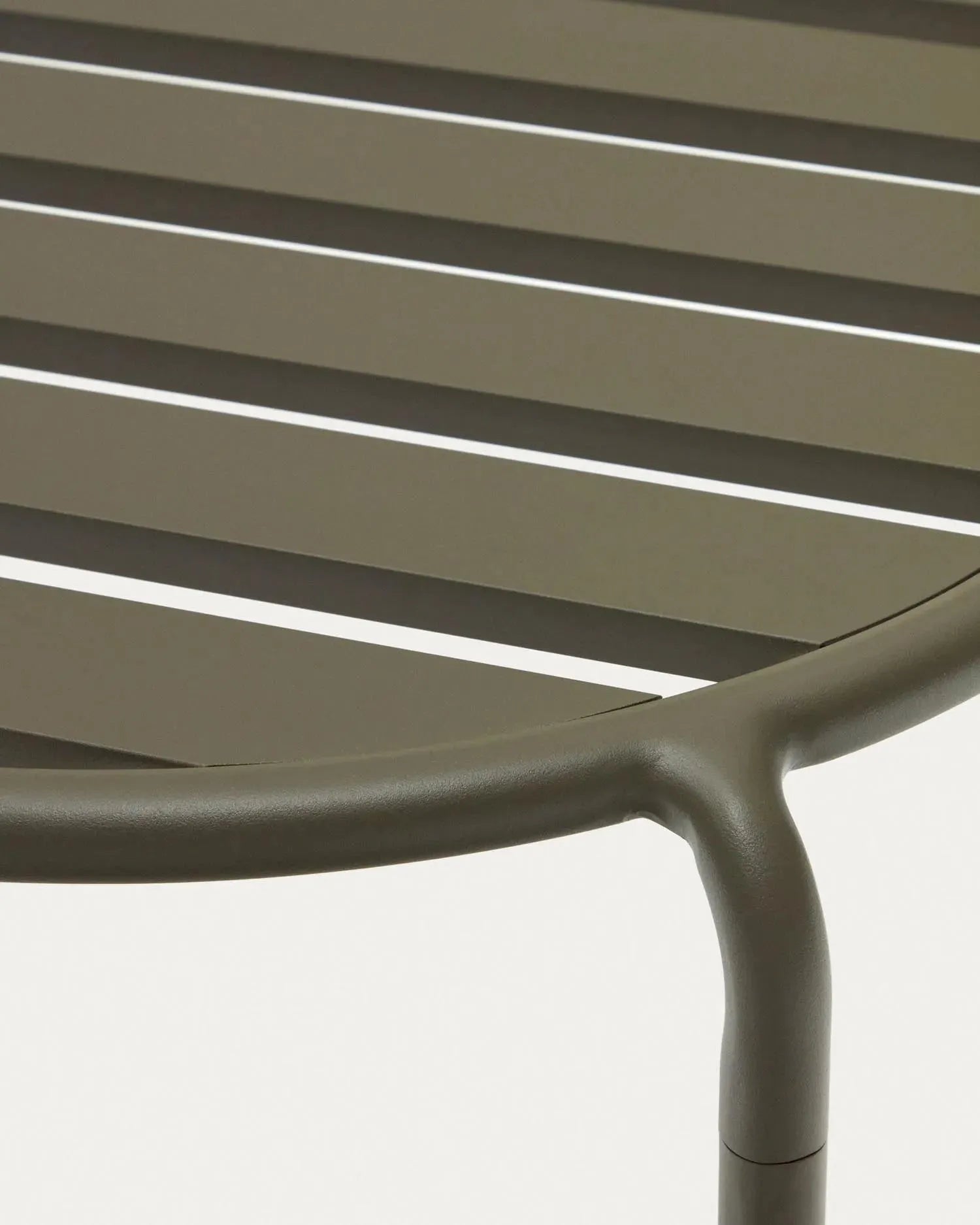 Eleganter Beistelltisch Joncols aus grünem Aluminium, Ø 60 cm, perfekt für den Garten. Wetterfest und modern im Design.