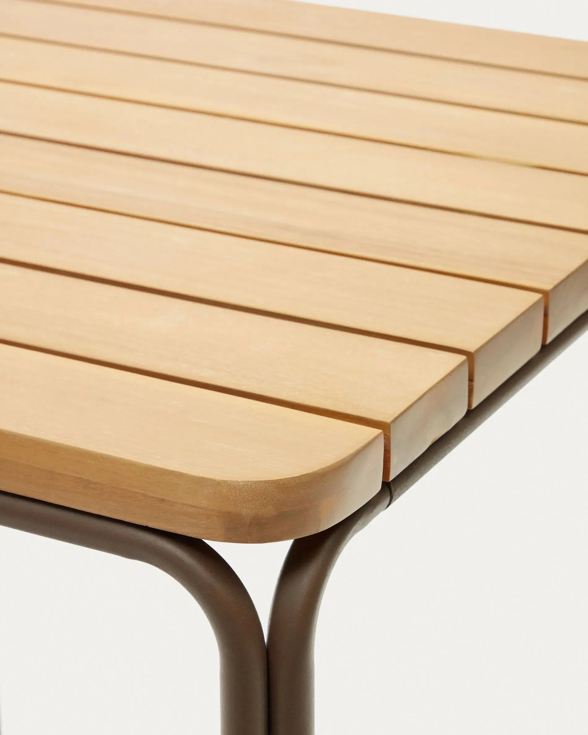 Eleganter Hochtisch für draußen, 70x70 cm, aus Akazienholz und Stahl, FSC-zertifiziert, perfekt für moderne Außenbereiche.