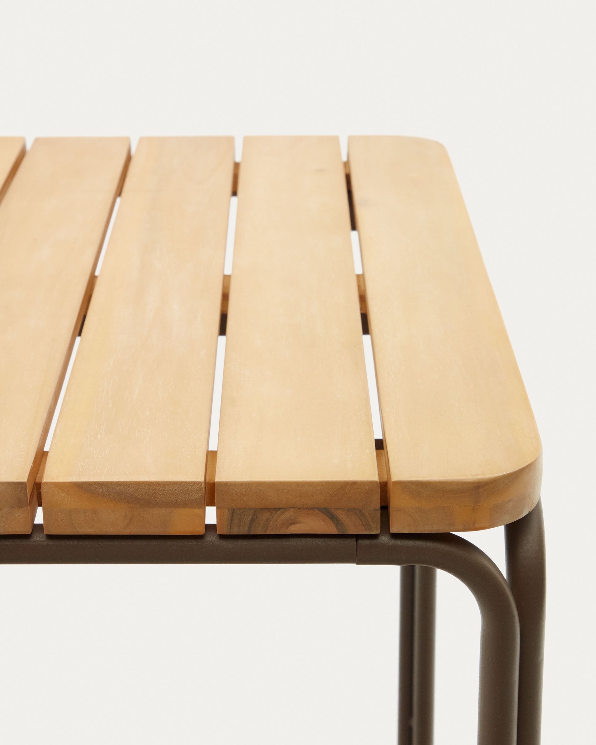Moderner Hochtisch für draußen, aus FSC-zertifiziertem Akazienholz und Stahl, 70x70 cm, perfekt für stilvolle Außenbereiche.